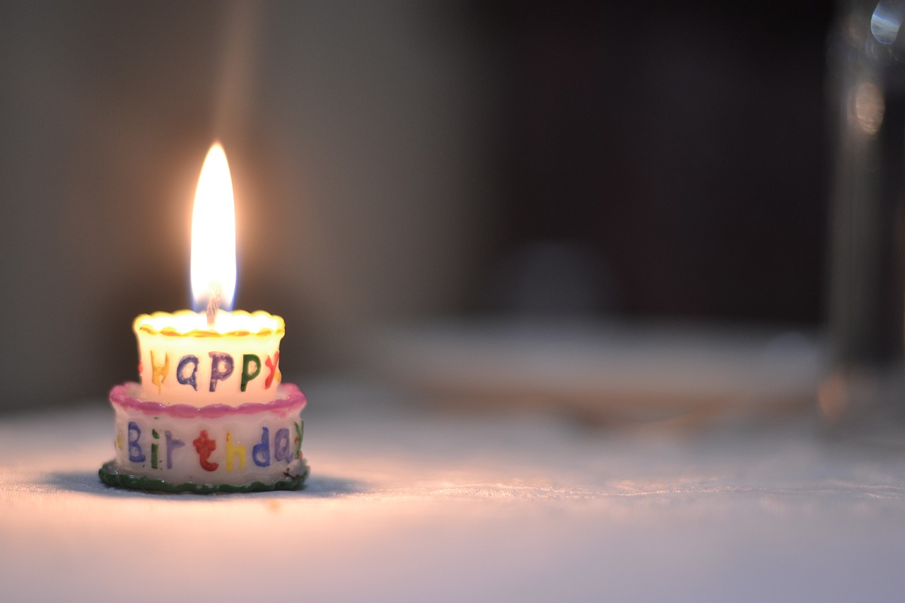A candle with "Happy Birthday" written on it | Source: Pixabay