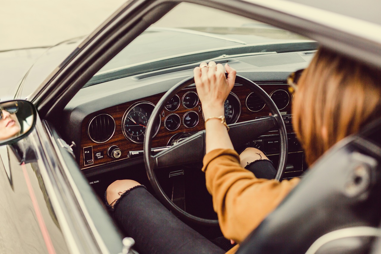 A woman driving a car | Source: Pixabay