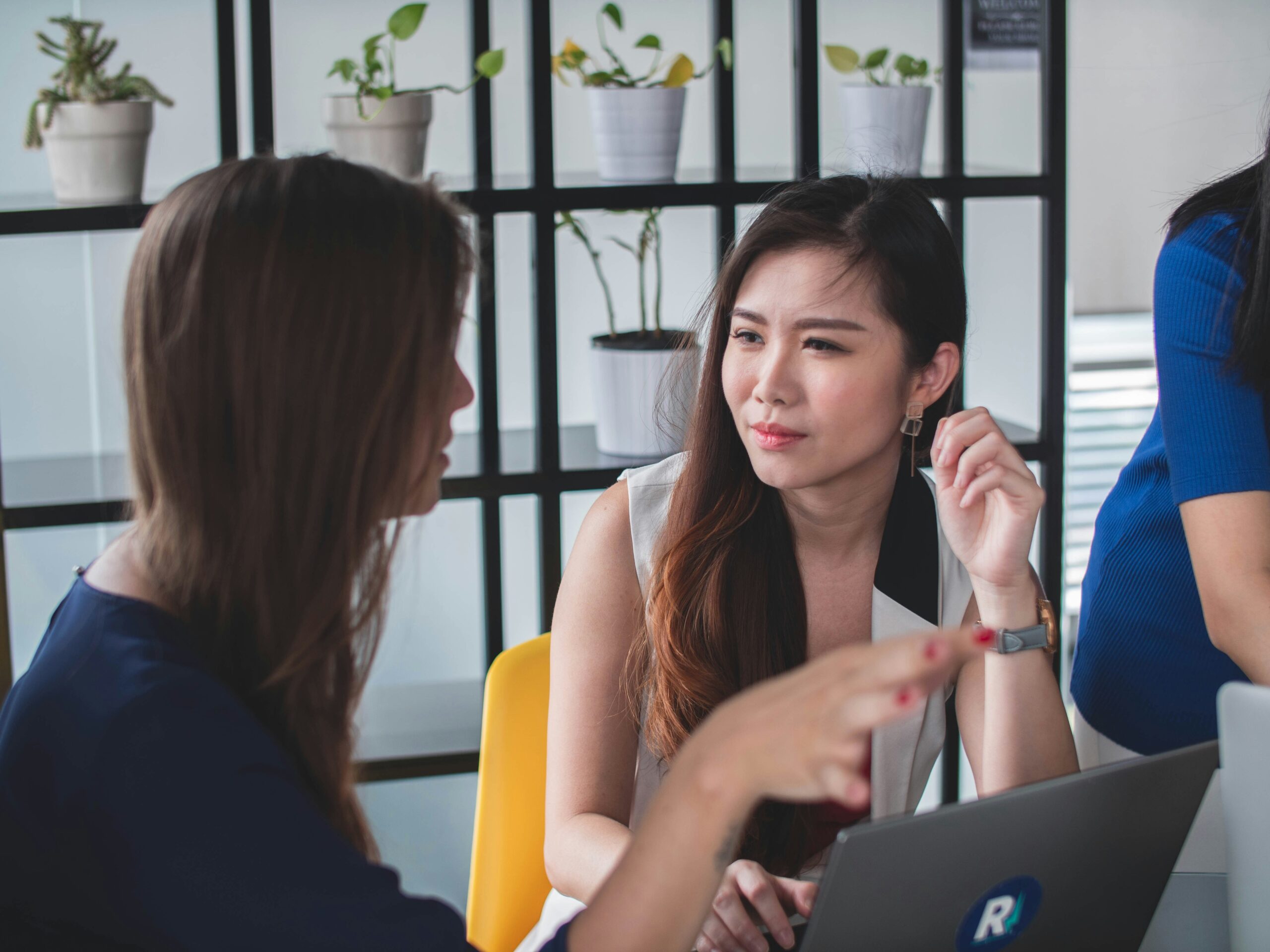 Two women talking | Source: Unsplash