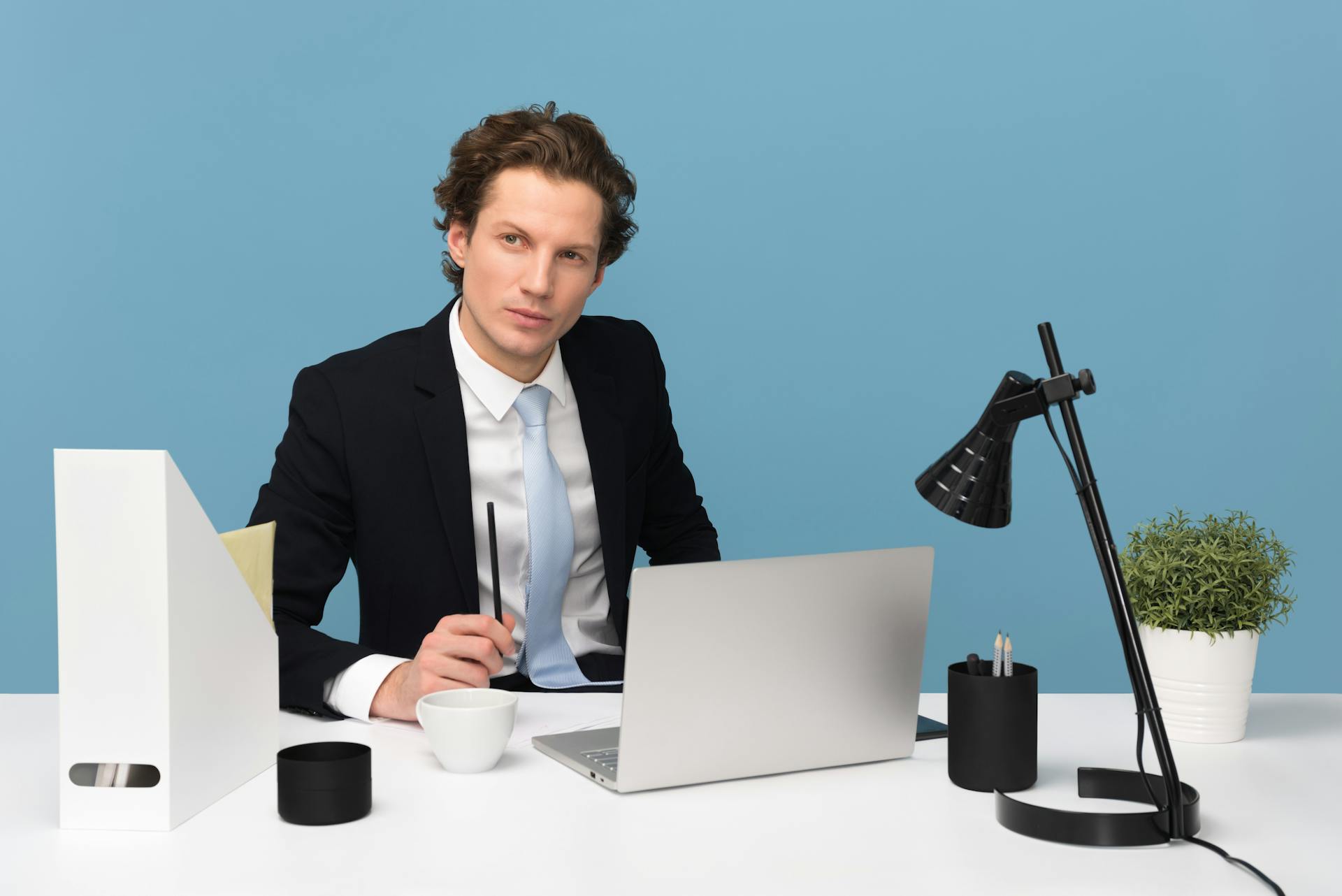 A businessman at his desk | Source: Pexels