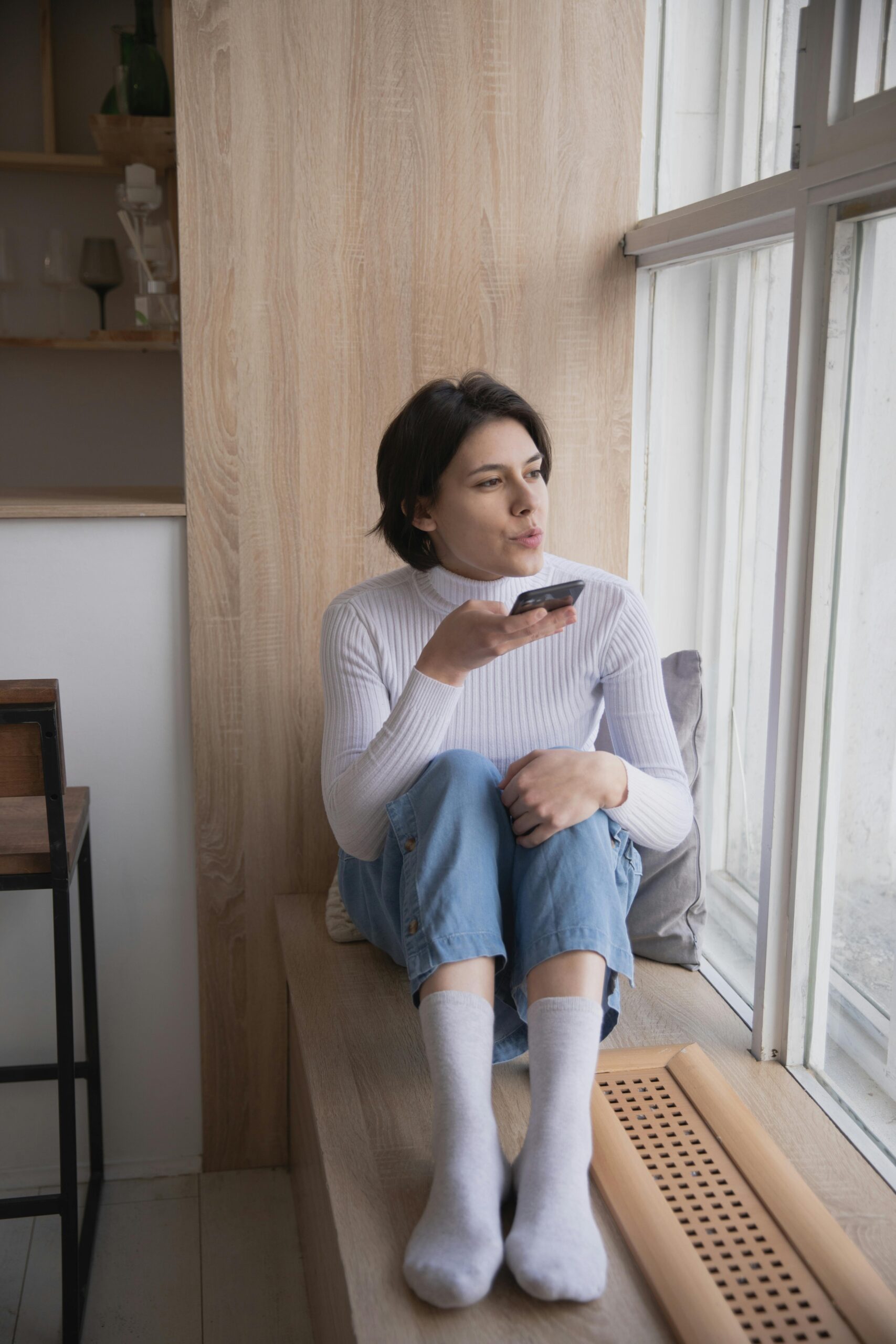 A happy woman speaking to someone on the phone | Source: Pexels
