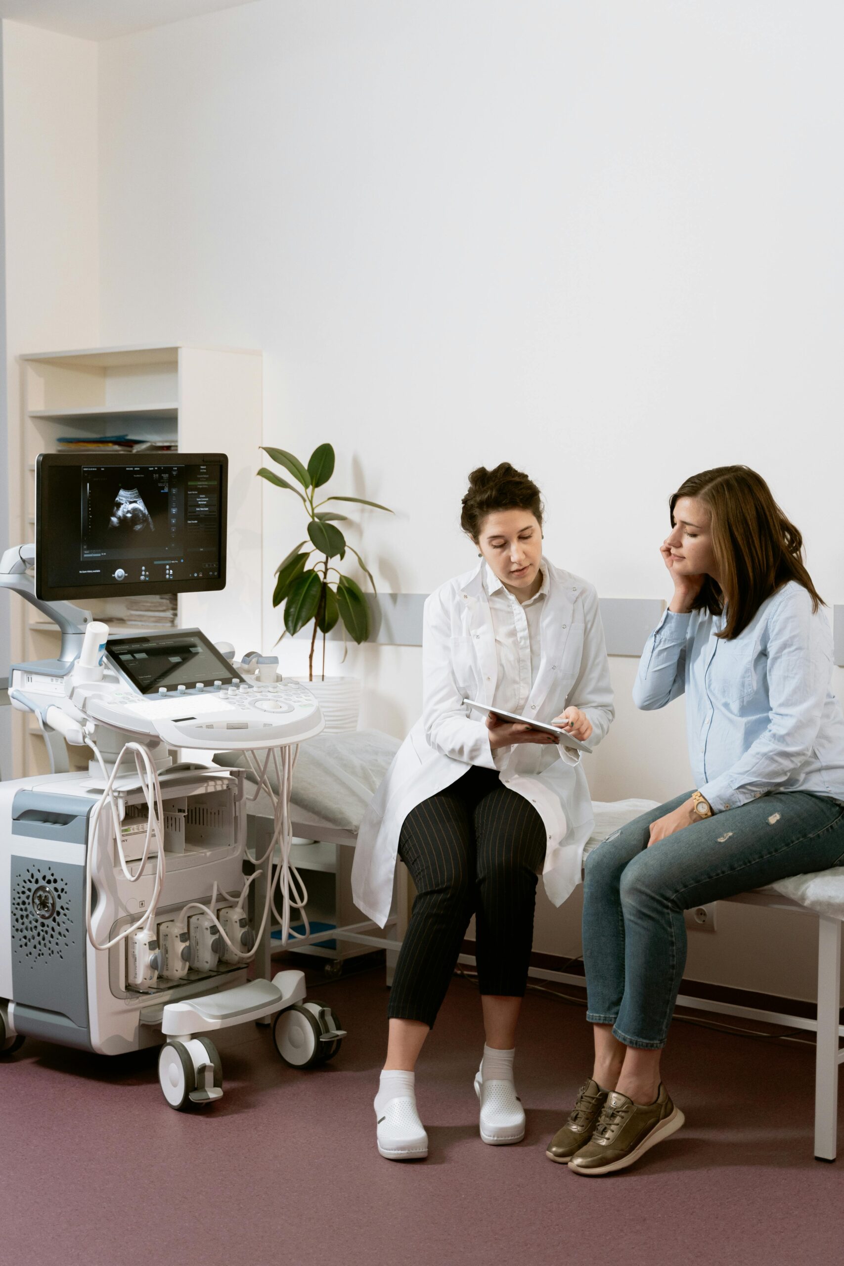 Woman with her doctor | Source: Pexels