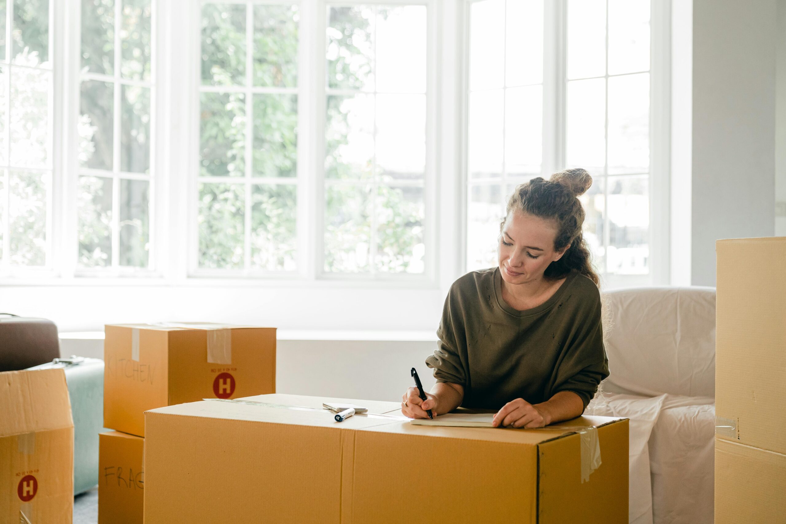 A woman packing her things | Source: Pexels