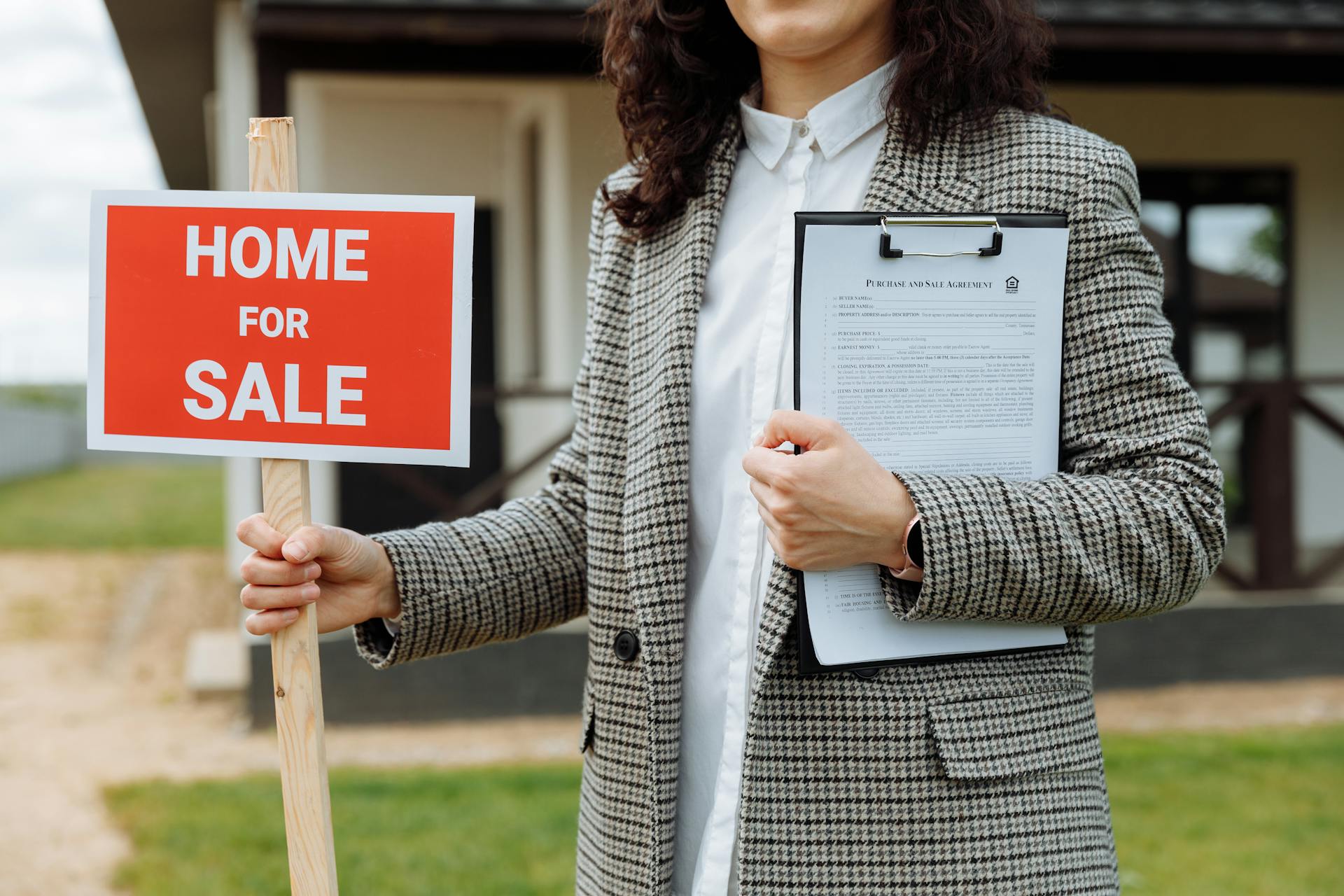 A person holding a sign and a clipboard | Source: Pexels