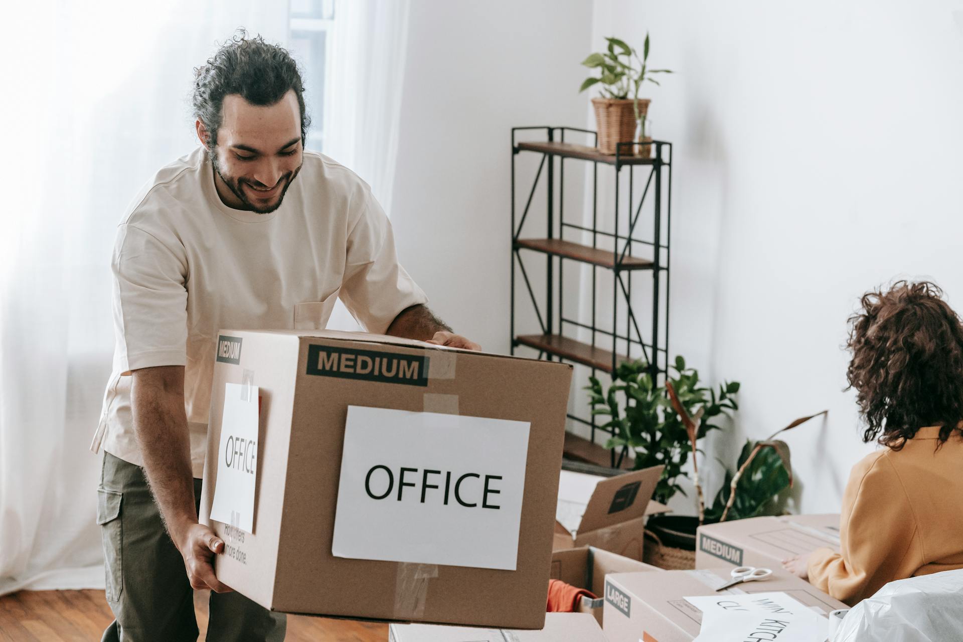 A man carrying a box | Source: Pexels