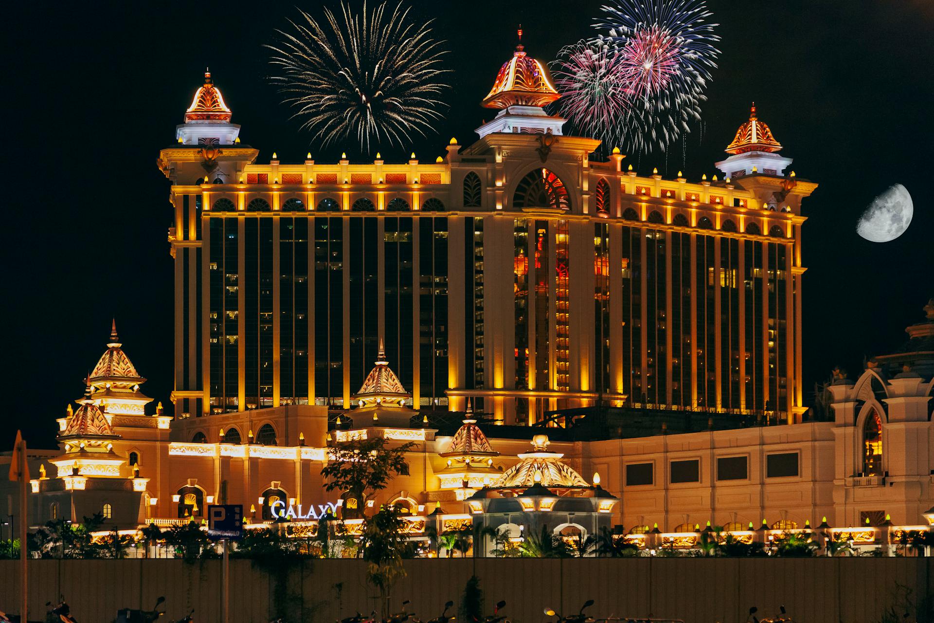 The exterior of a modern luxury hotel complex at night | Source: Pexels
