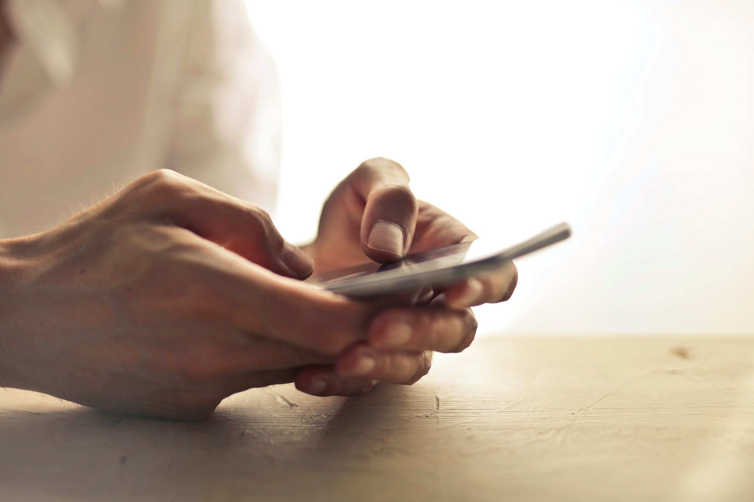 Waitress Helps Bankrupt Boyfriend Get Back on His Feet, Only to Discover He Has a Second Phone — Story of the Day