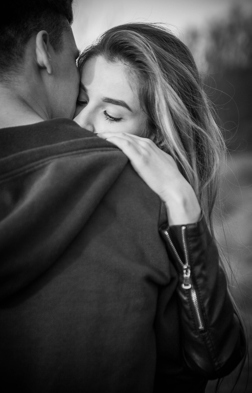 A couple hugging | Source: Pixabay