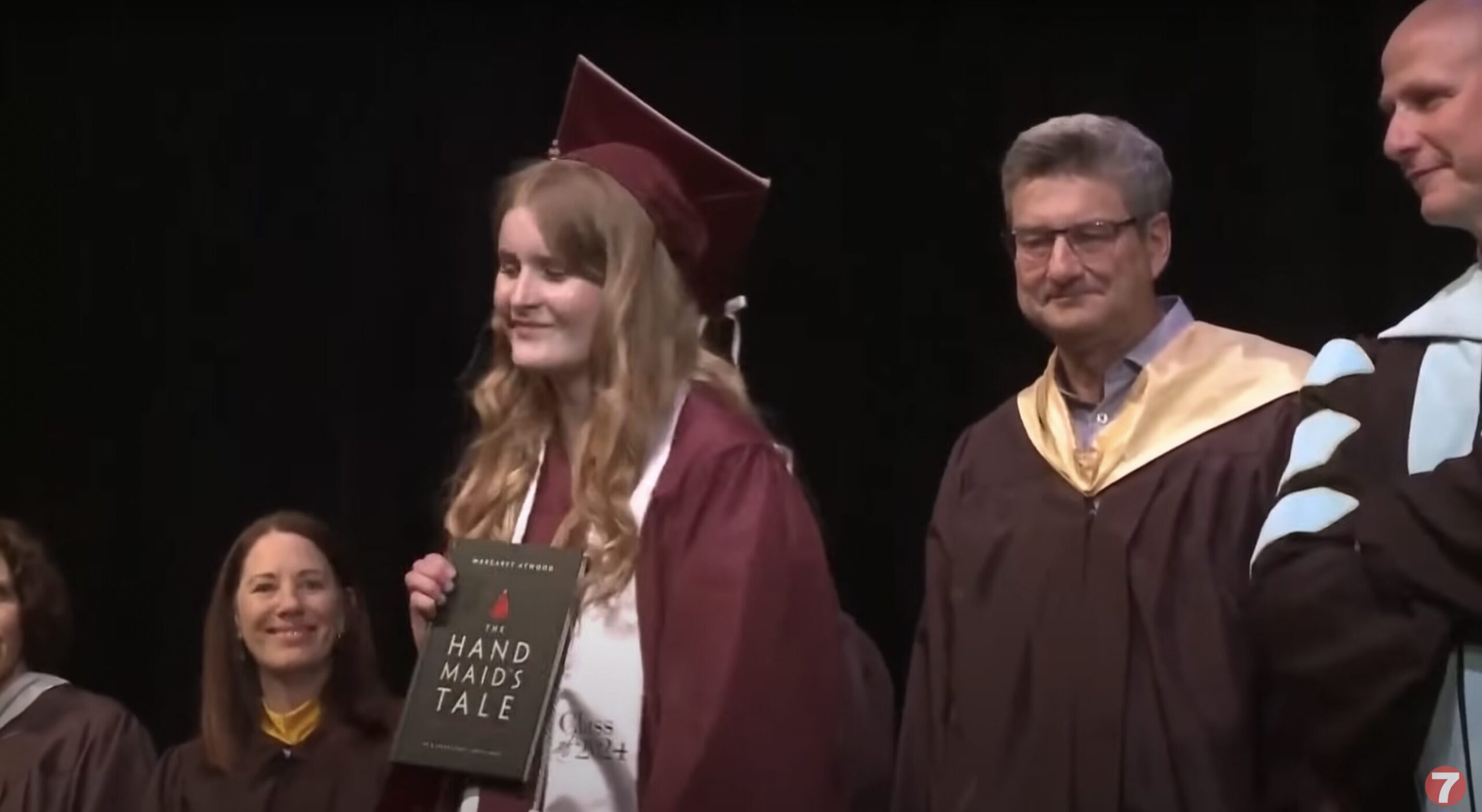 Idaho High School Graduate Refuses to Shake Superintendent’s Hand & Drops a Book at His Feet — She Explains Her Act