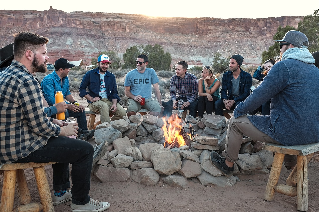 A group of friends gathered around a bonfire | Source: Pixabay