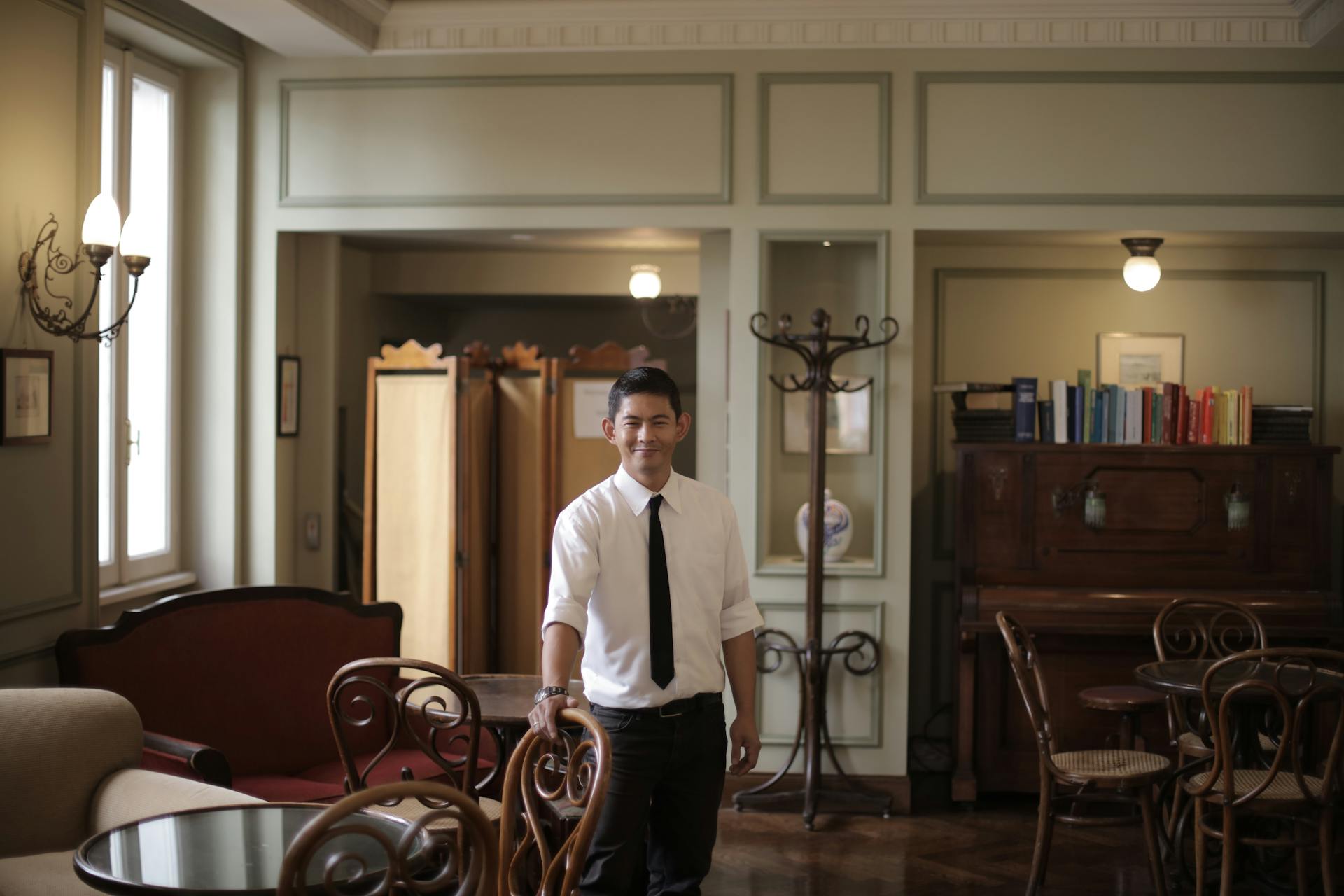 A hotel worker | Source: Pexels