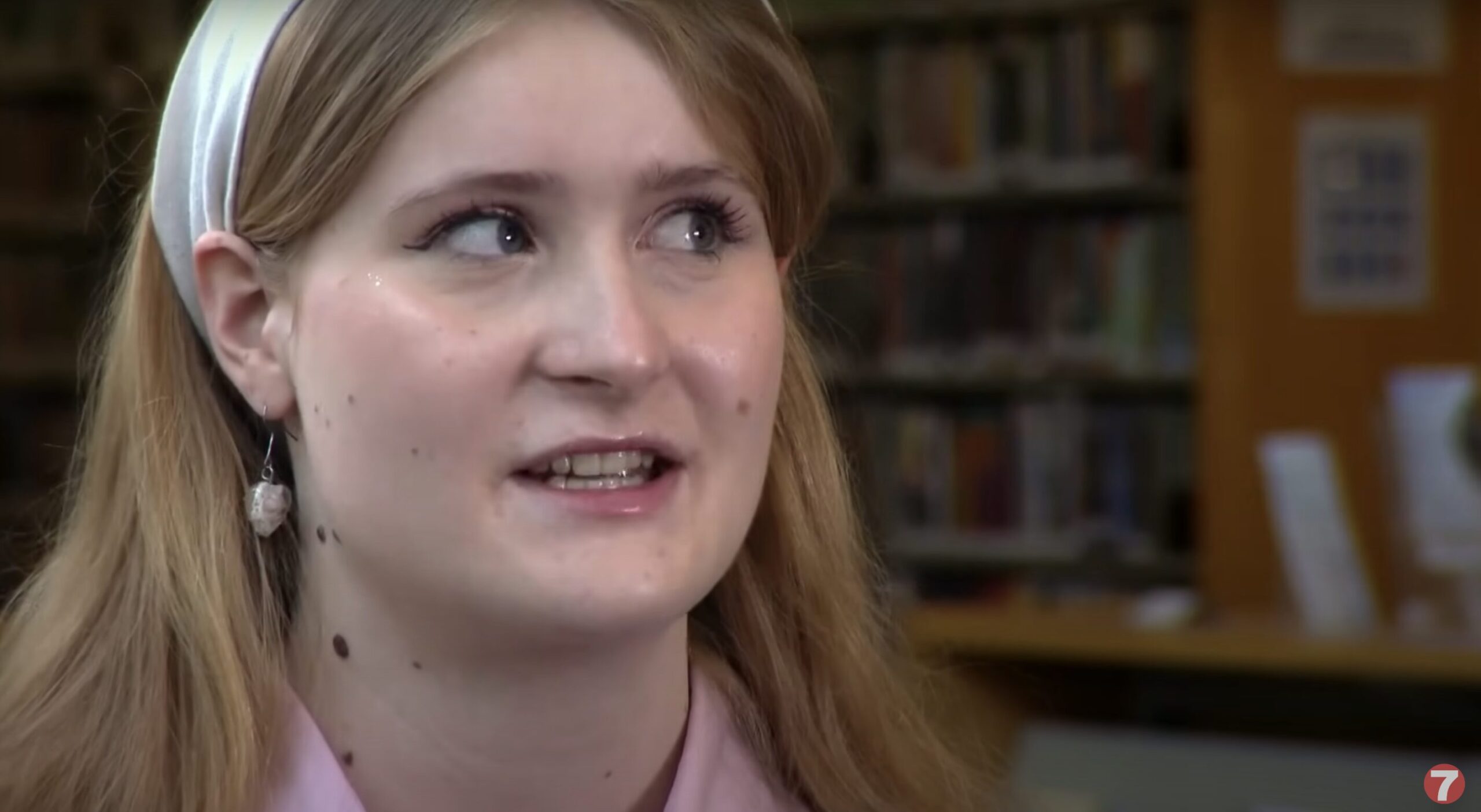 Idaho High School Graduate Refuses to Shake Superintendent’s Hand & Drops a Book at His Feet — She Explains Her Act
