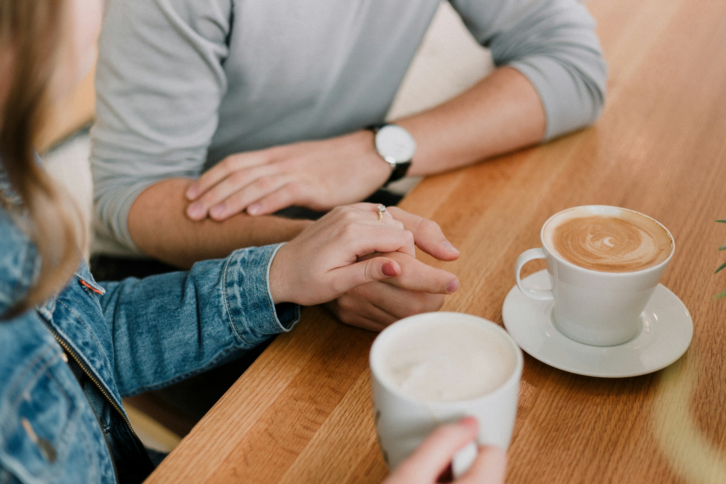 A couple sitting together | Source: Unsplash