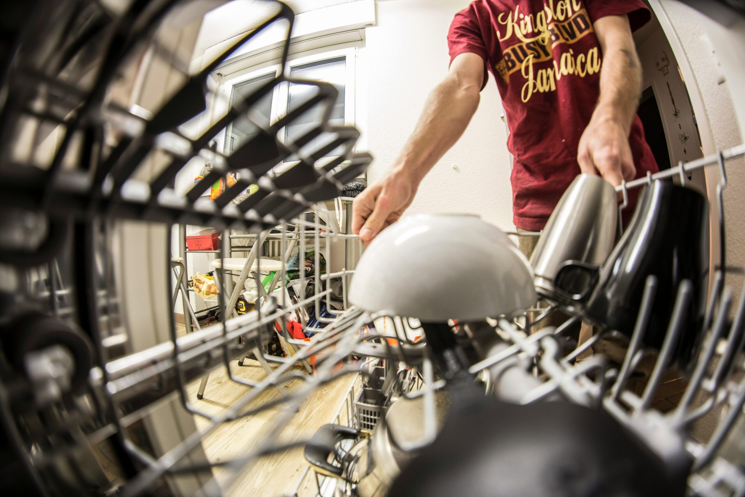 A man opening a dishwasher | Source: Pexels