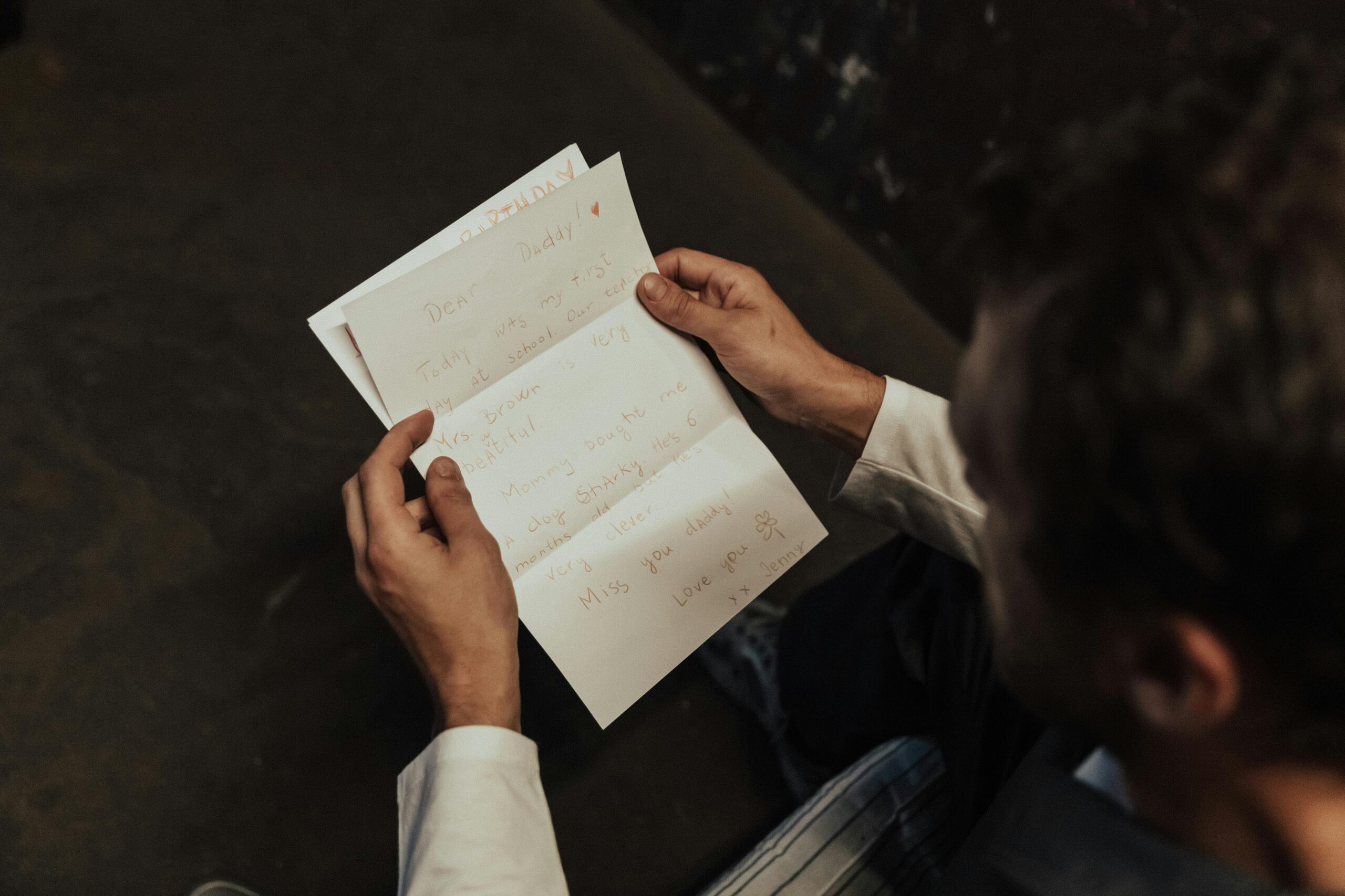 A man reading a handwritten letter | Source: Pexels