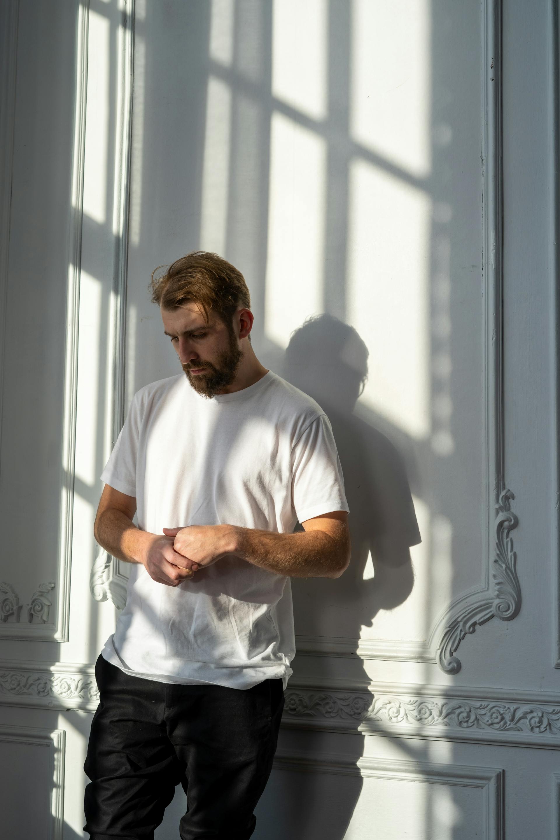 A man looking at the ground | Source: Pexels