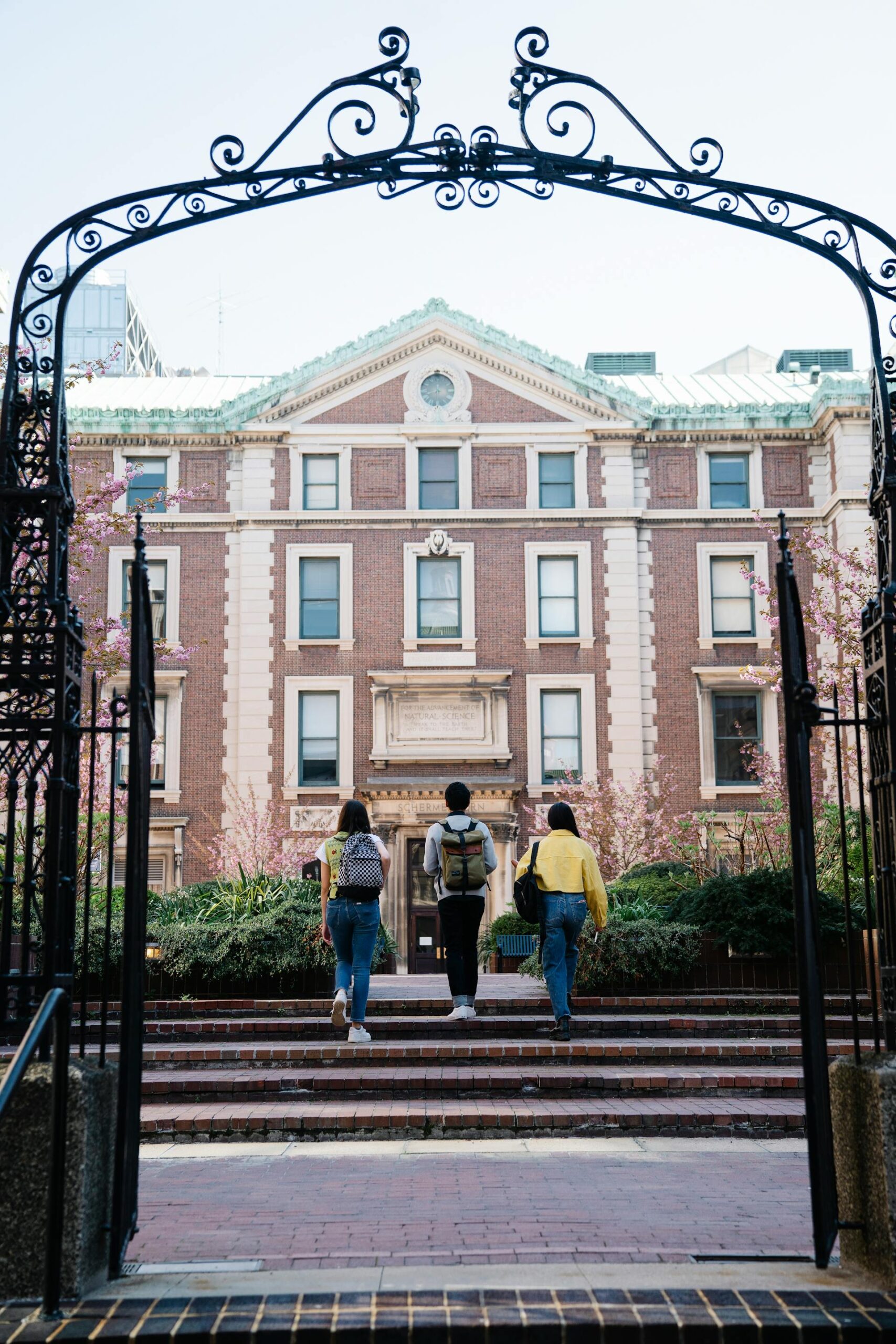Students walking toward their college campus | Source: Pexels