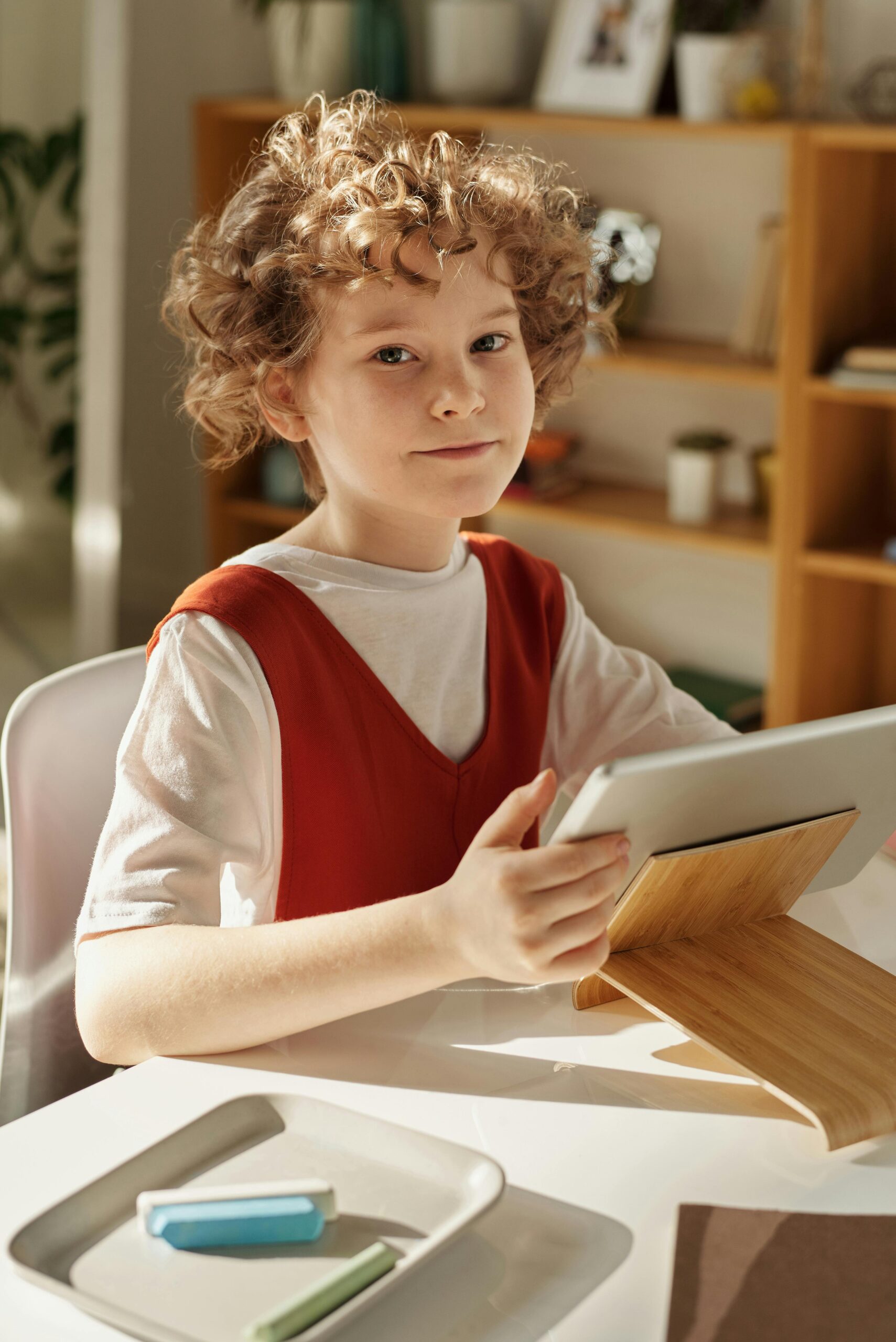 A little girl doing schoolwork on a tablet | Source: Pexels