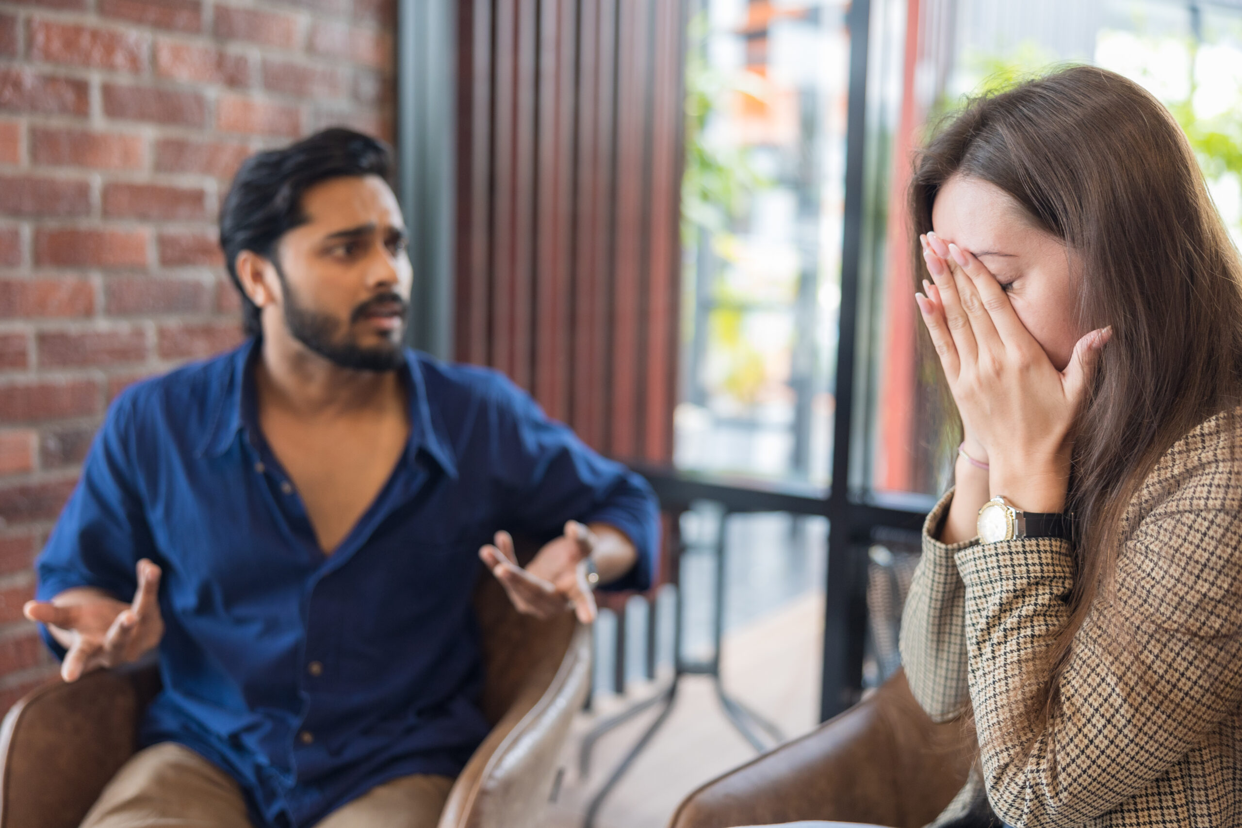 A man and woman having a heated conversation | Source: Getty Images