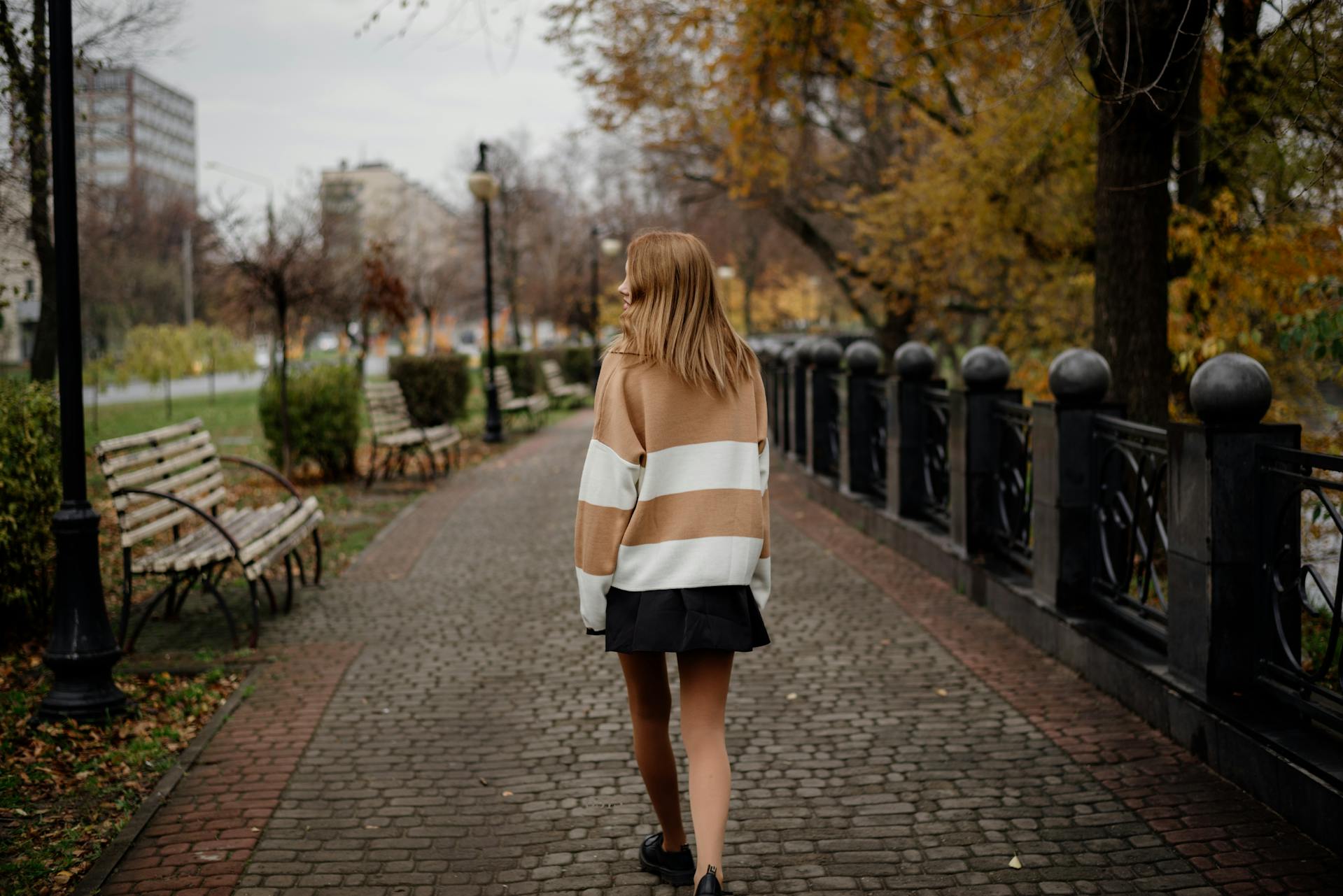 A woman walking alone in a park | Source: Pexels