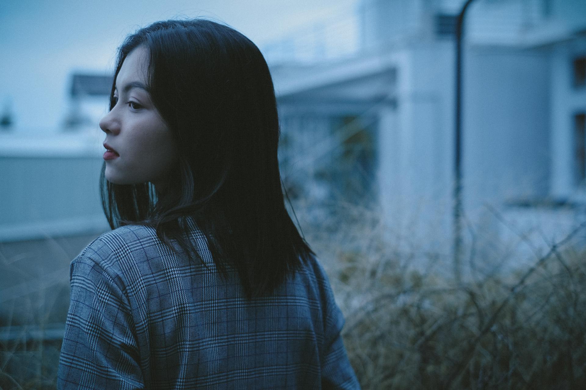 Thoughtful teen girl | Source: Pexels