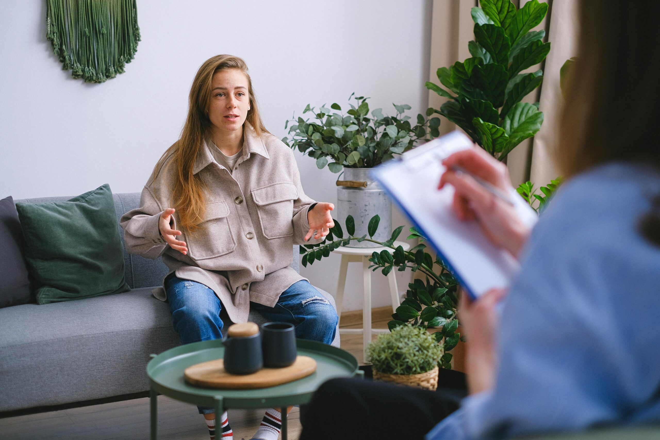 An emotional woman in therapy | Source: Pexels