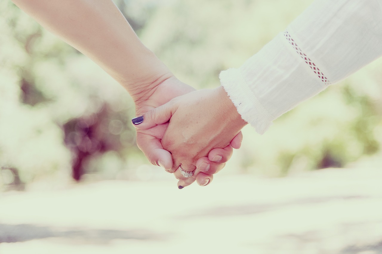 People holding hands | Source: Pixabay