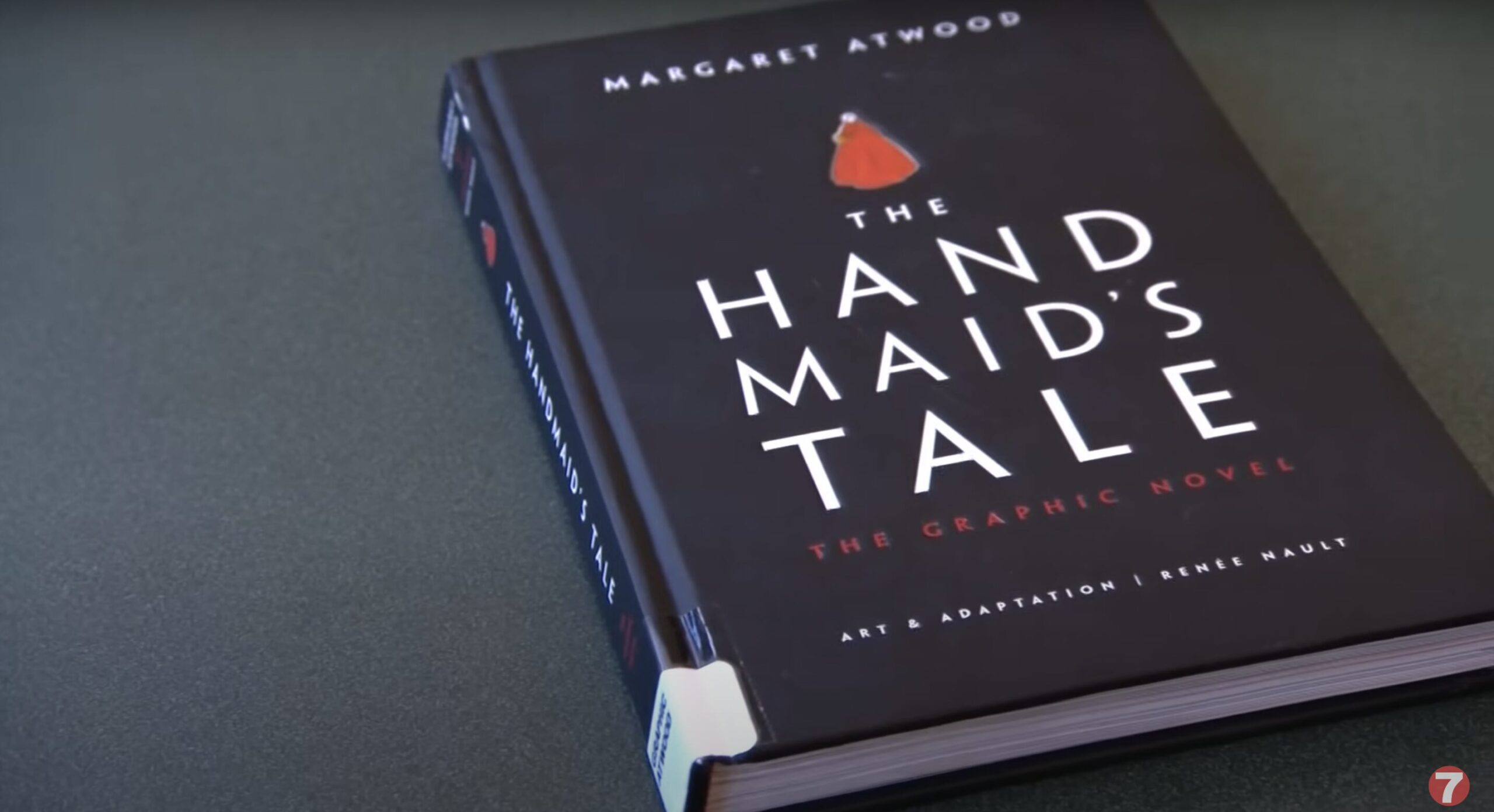 Idaho High School Graduate Refuses to Shake Superintendent’s Hand & Drops a Book at His Feet — She Explains Her Act