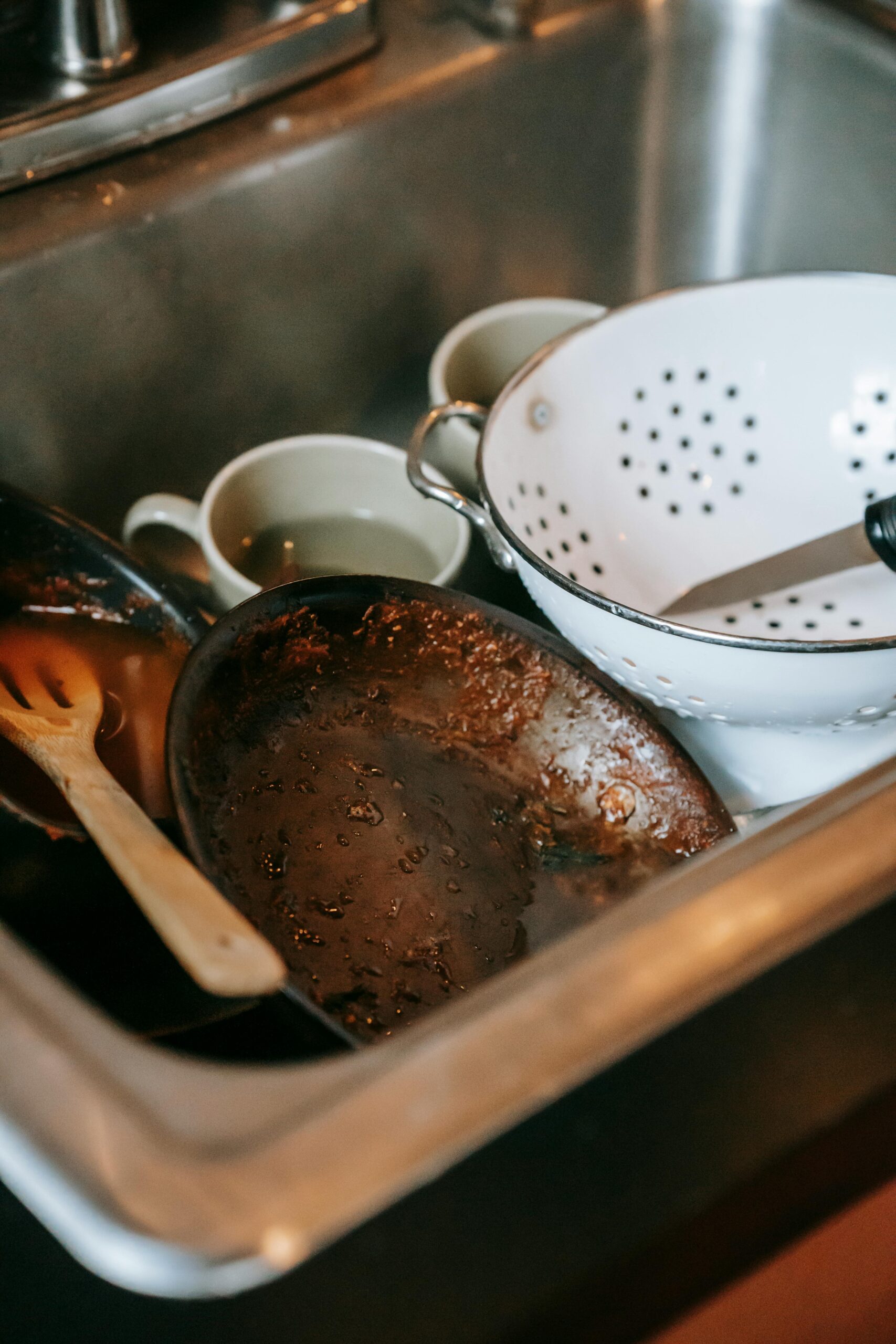 My Husband Leaves Piles of Dirty Dishes and Refuses to Wash Them – One Day, I Taught Him a Real Lesson