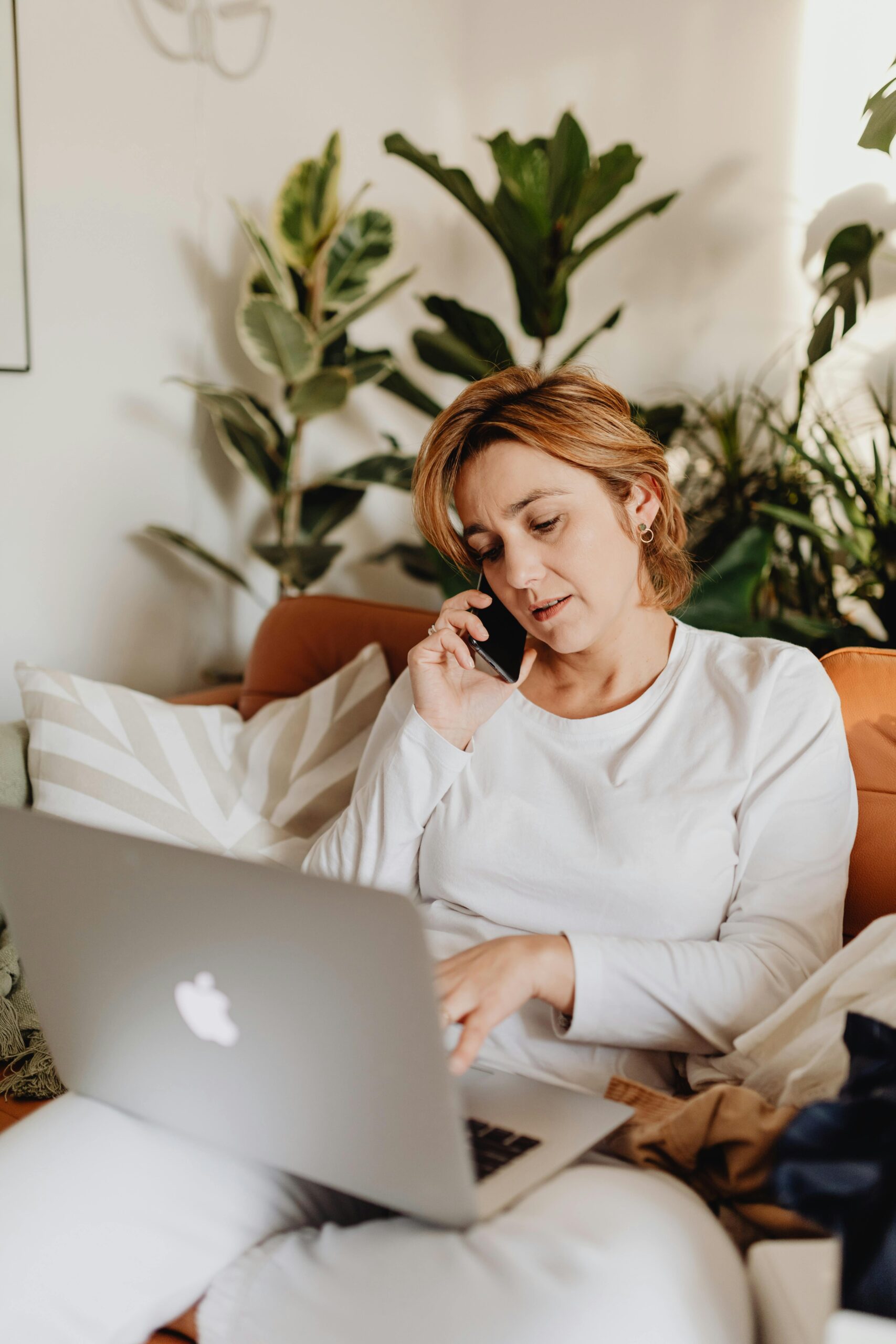 A woman talking to someone on the phone | Source: Pexels