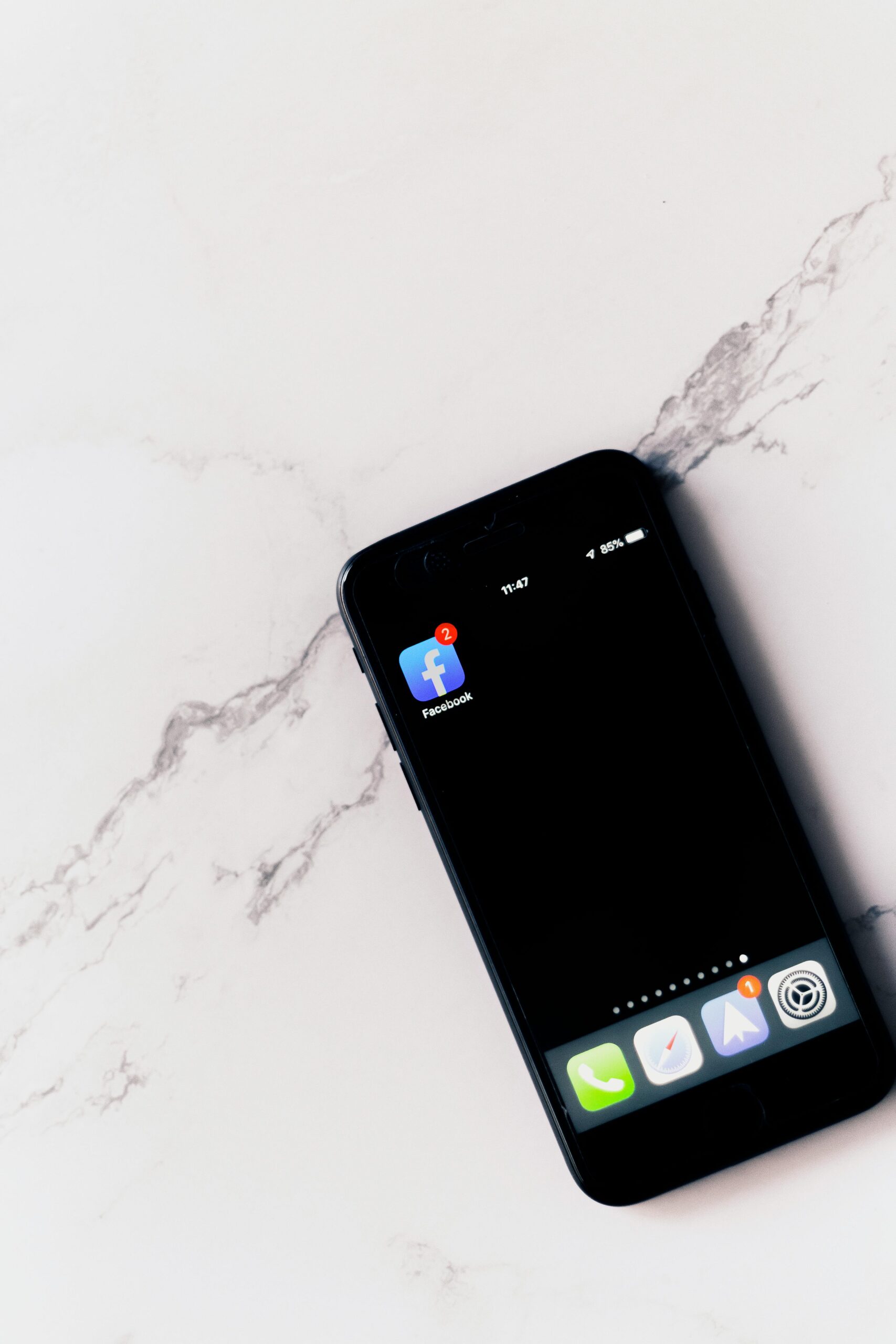 A phone showing the Facebook icon | Source: Pexels