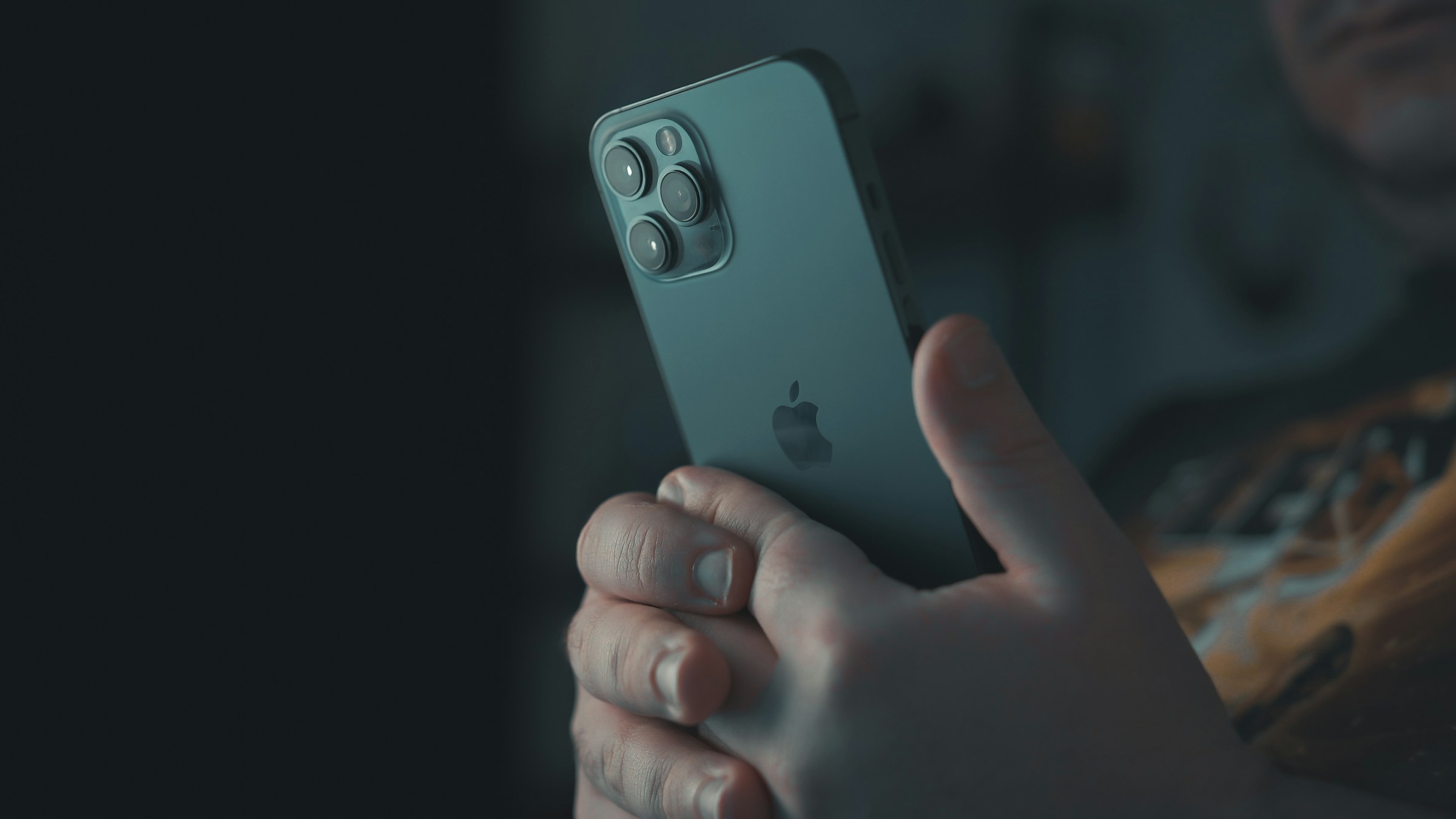 A man holding a phone | Source: Unsplash