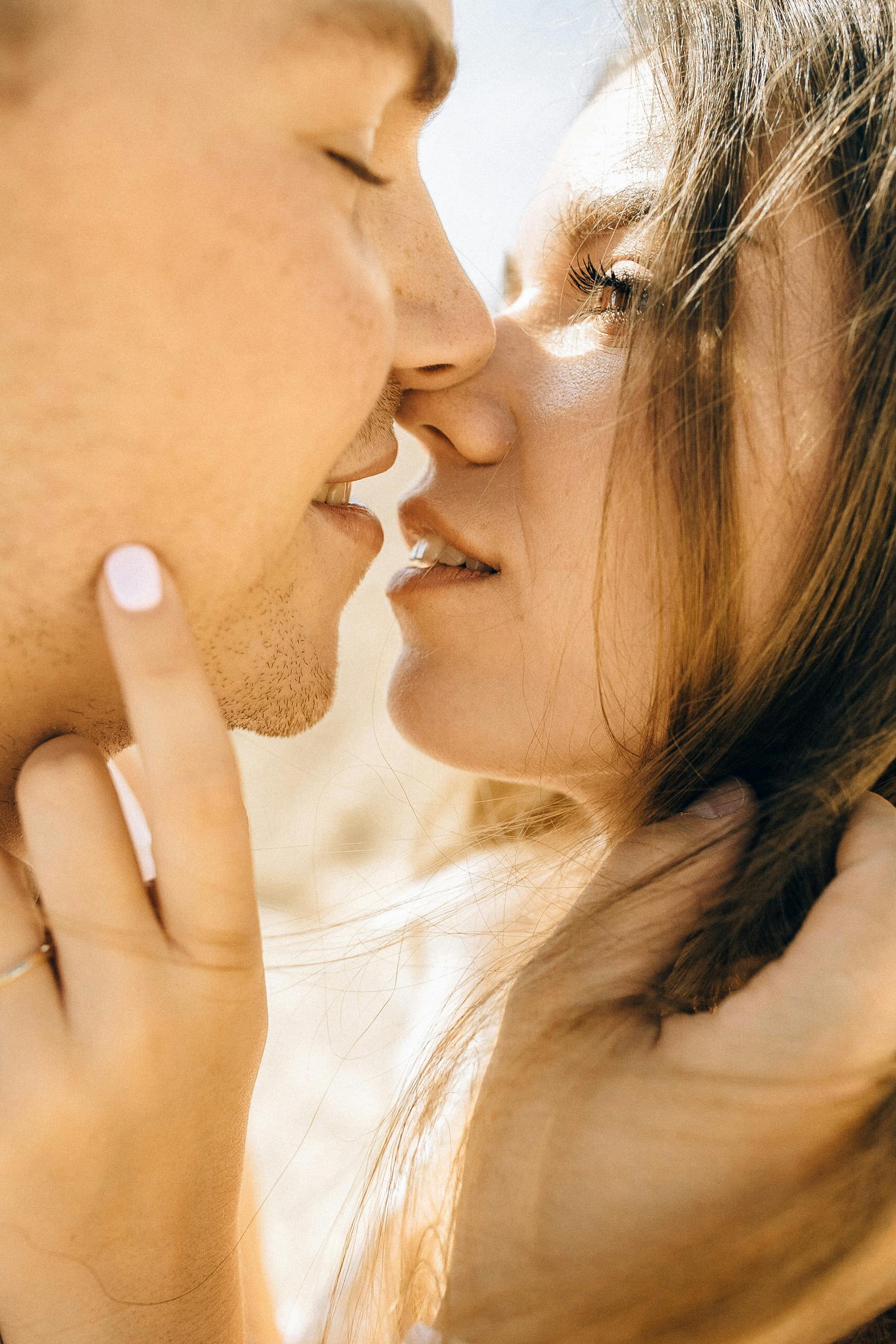 A couple kissing | Source: Pexels