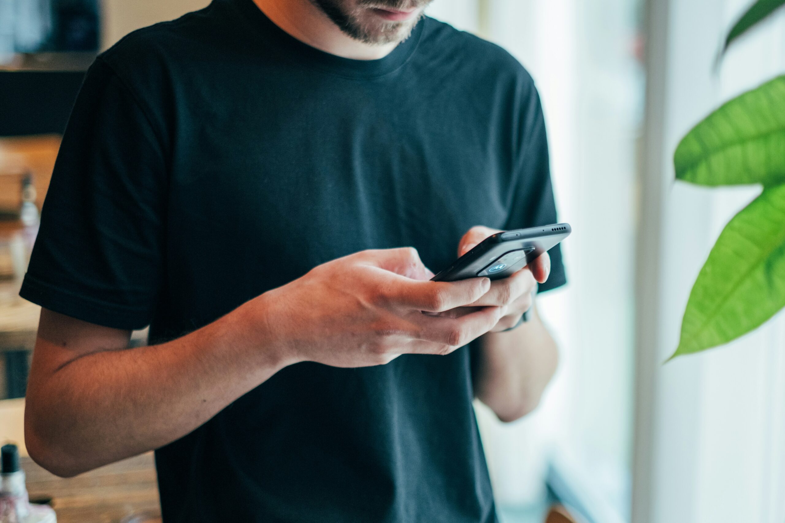 Man texting on his phone | Source: Unsplash