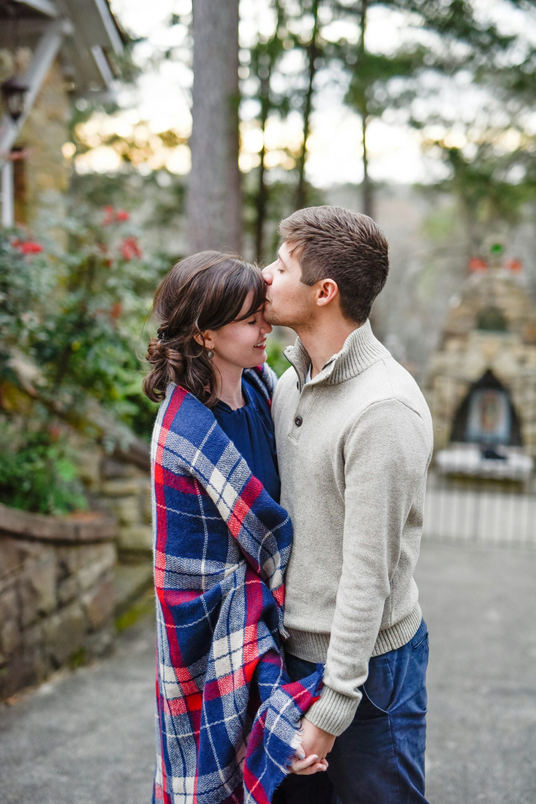 A man kissing a woman on the forehead | Source: Unsplash