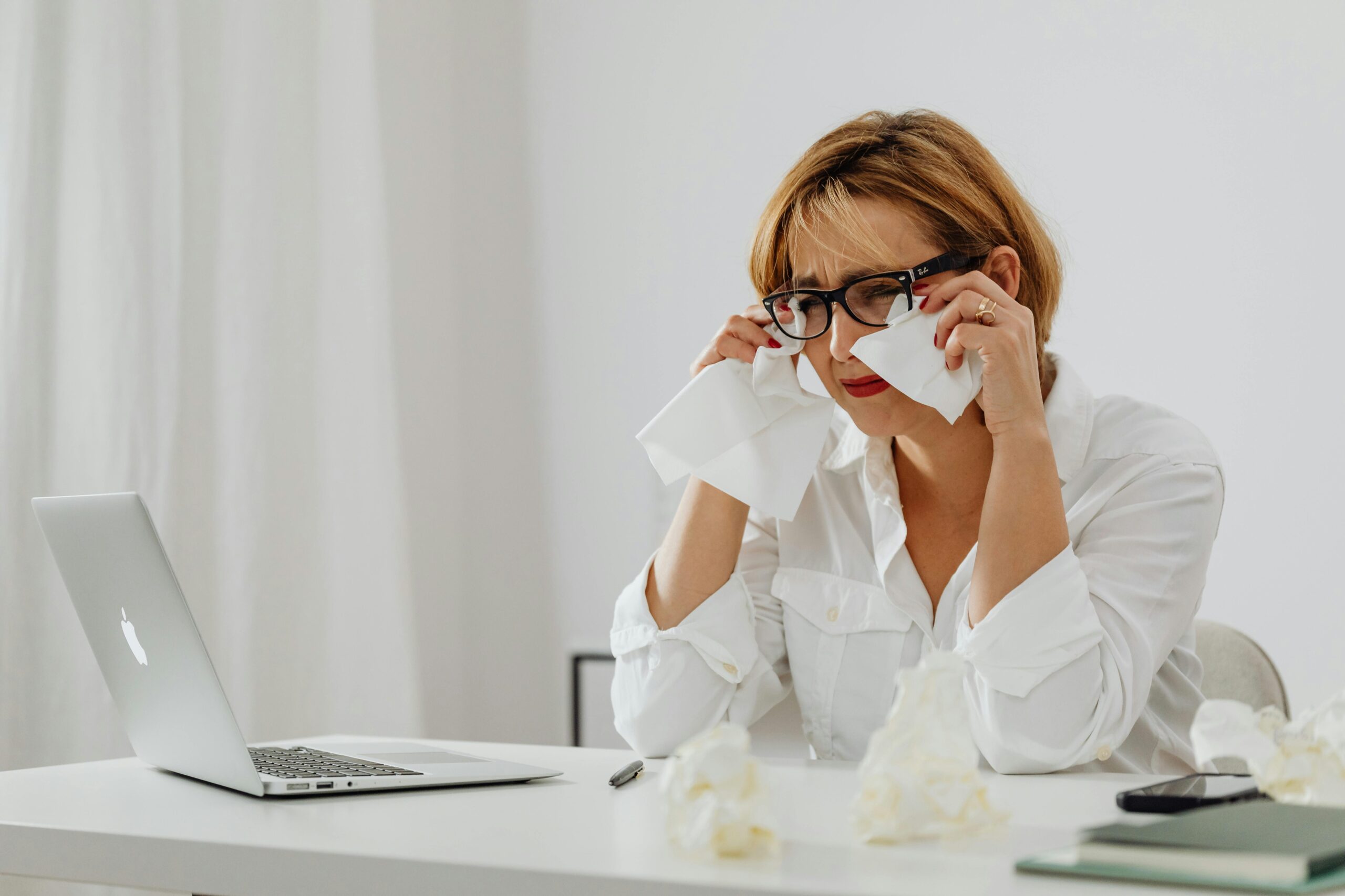 A woman crying and wiping away tears | Source: Pexels