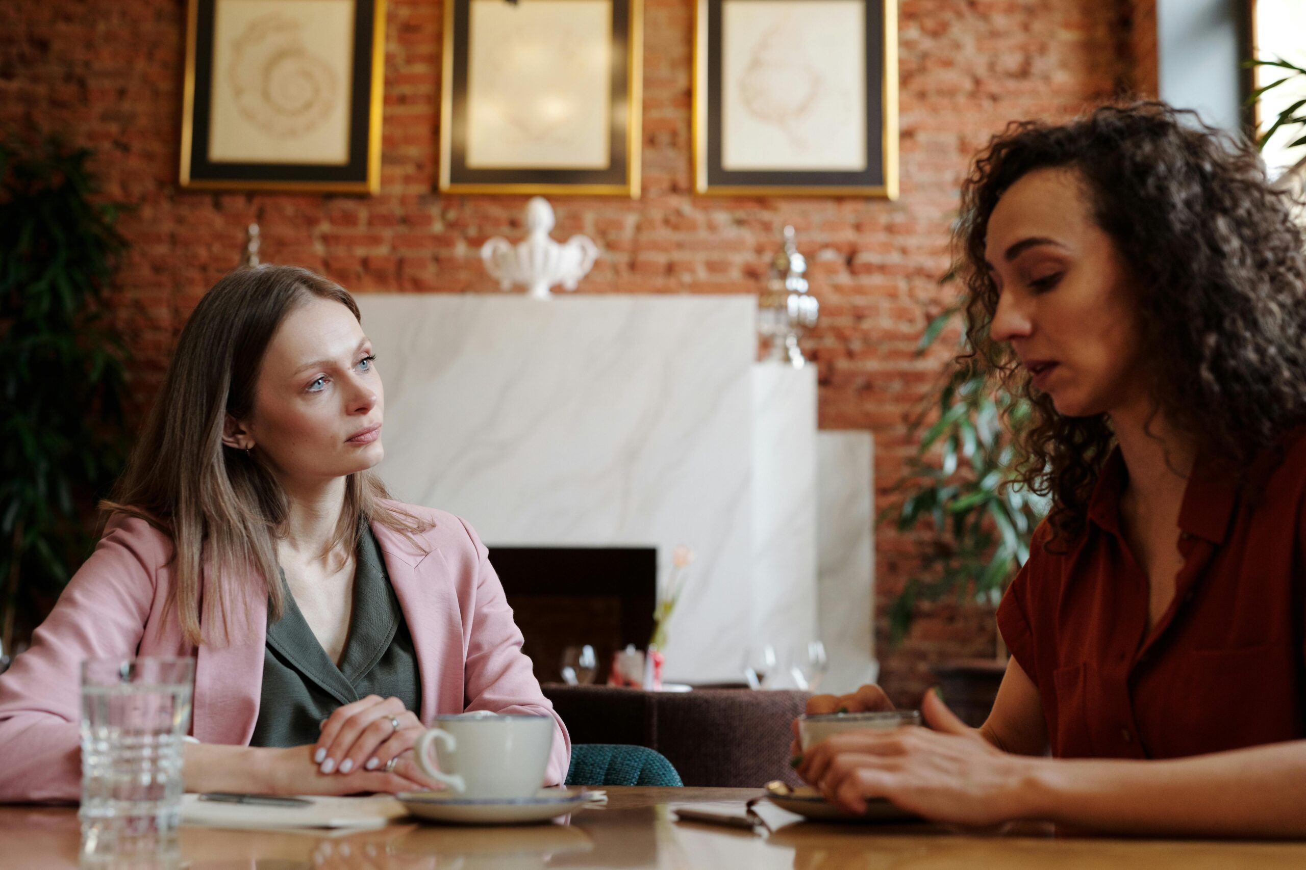 Two women having a serious conversation | Source: Pexels
