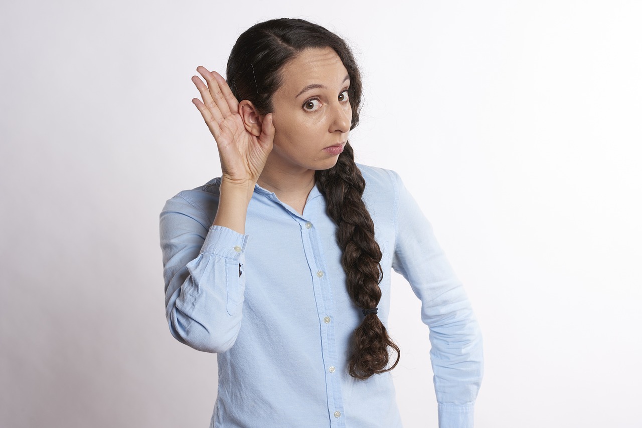 A woman eavesdropping | Source: Pixabay