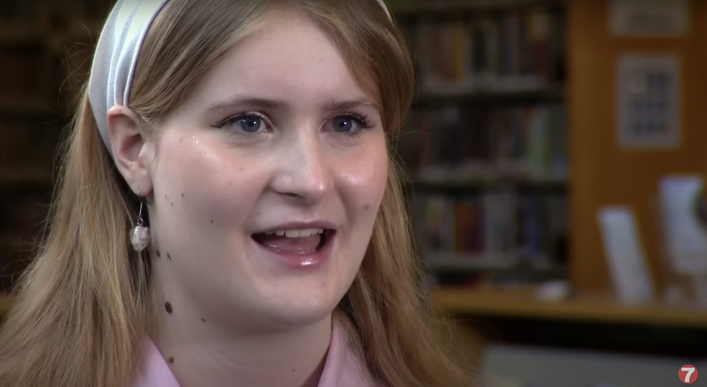 Idaho High School Graduate Refuses to Shake Superintendent’s Hand & Drops a Book at His Feet — She Explains Her Act