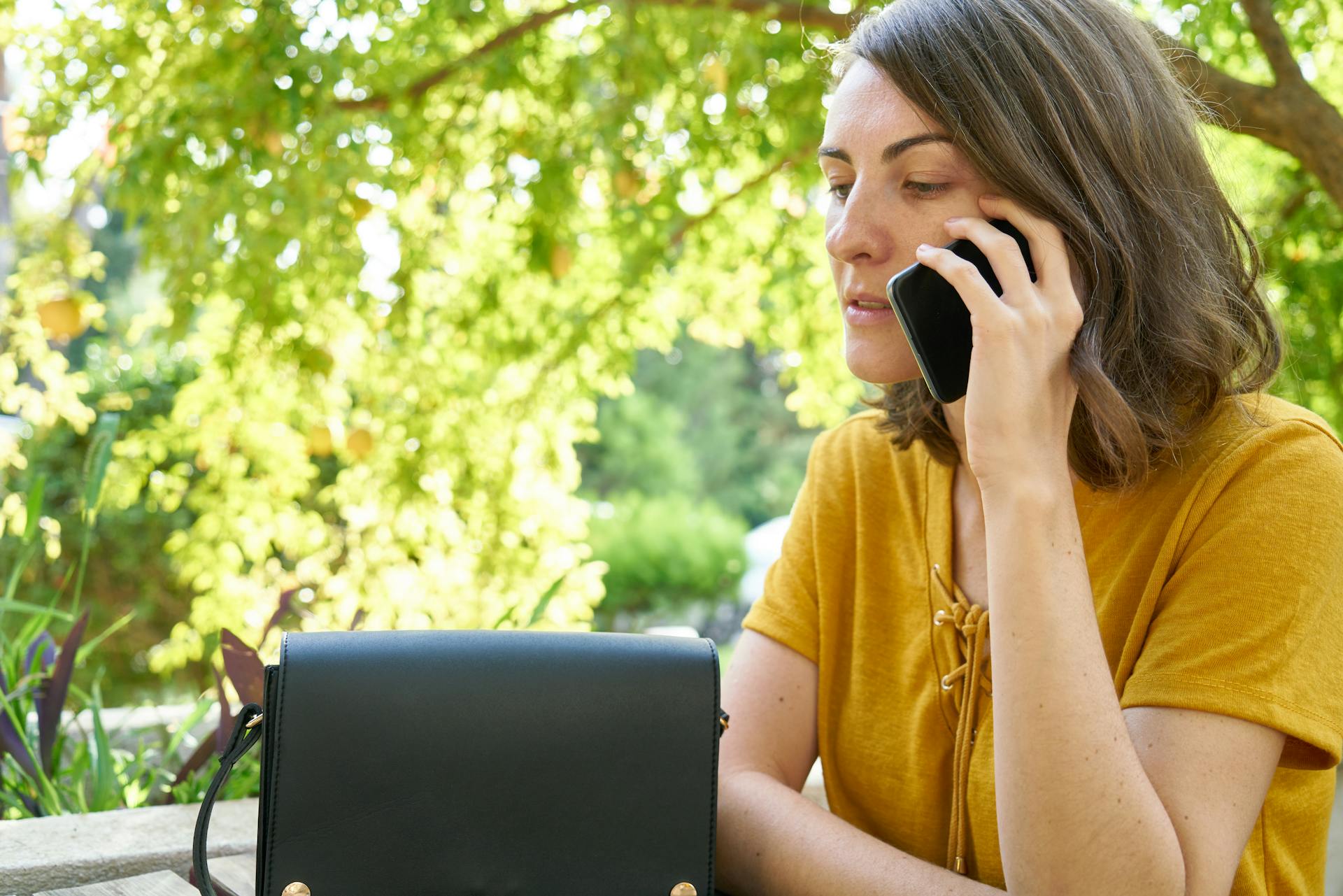 A woman talking on the phone | Source: Pexels
