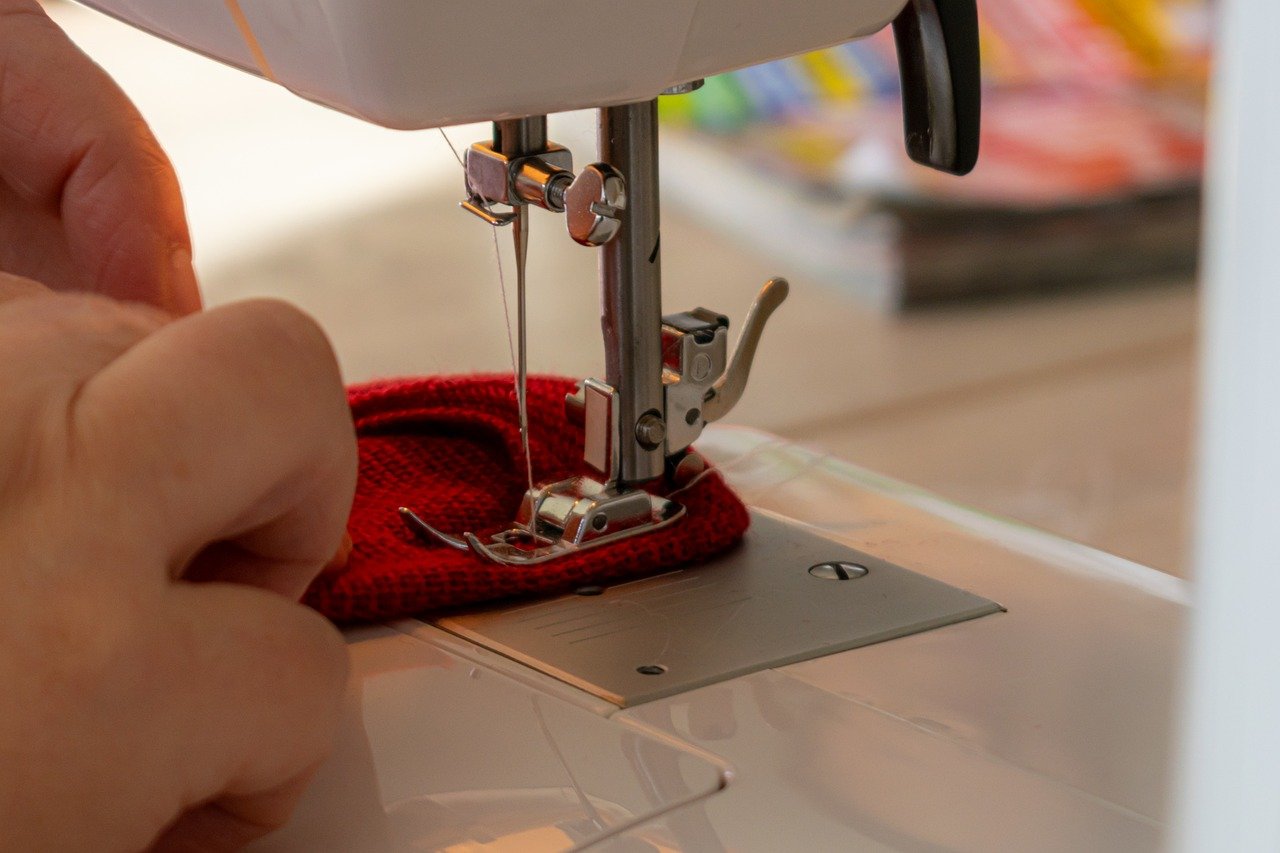 A person sewing | Source: Pixabay