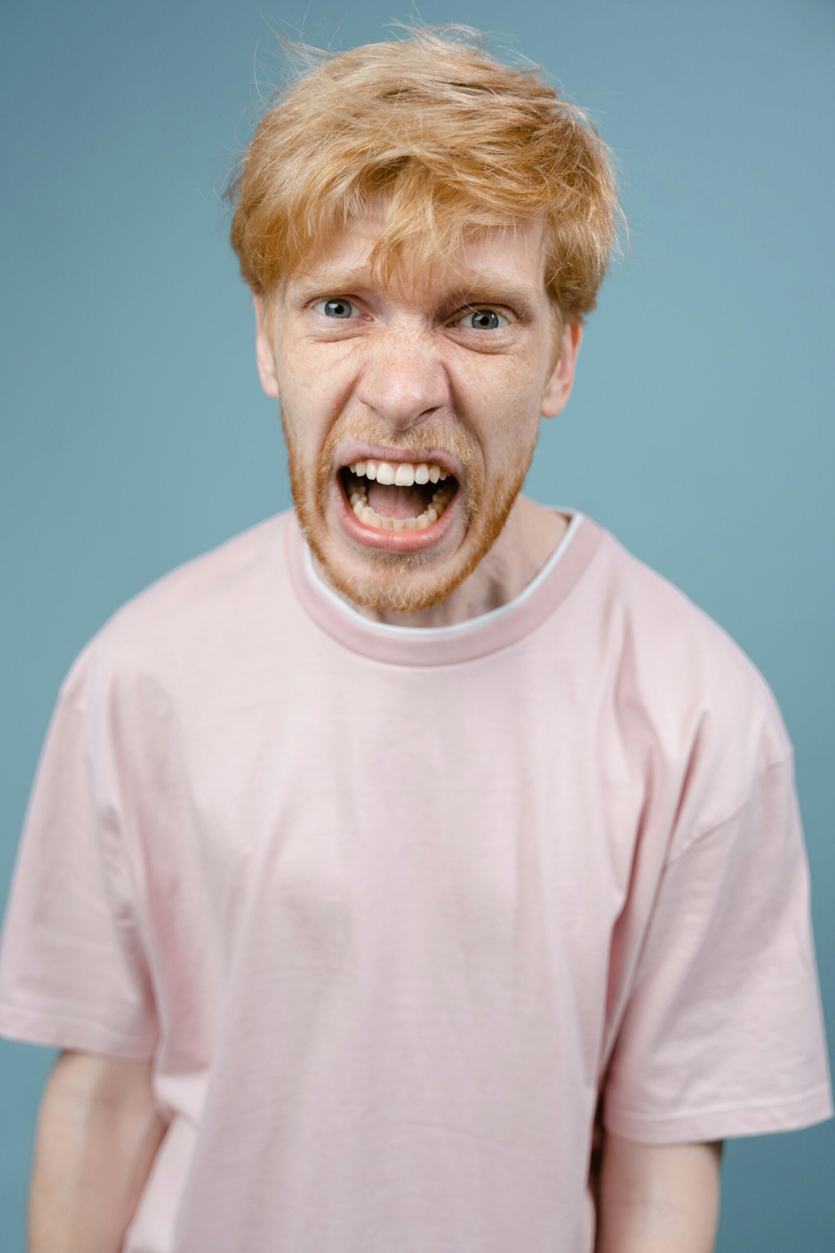 A furious man yelling | Source: Pexels