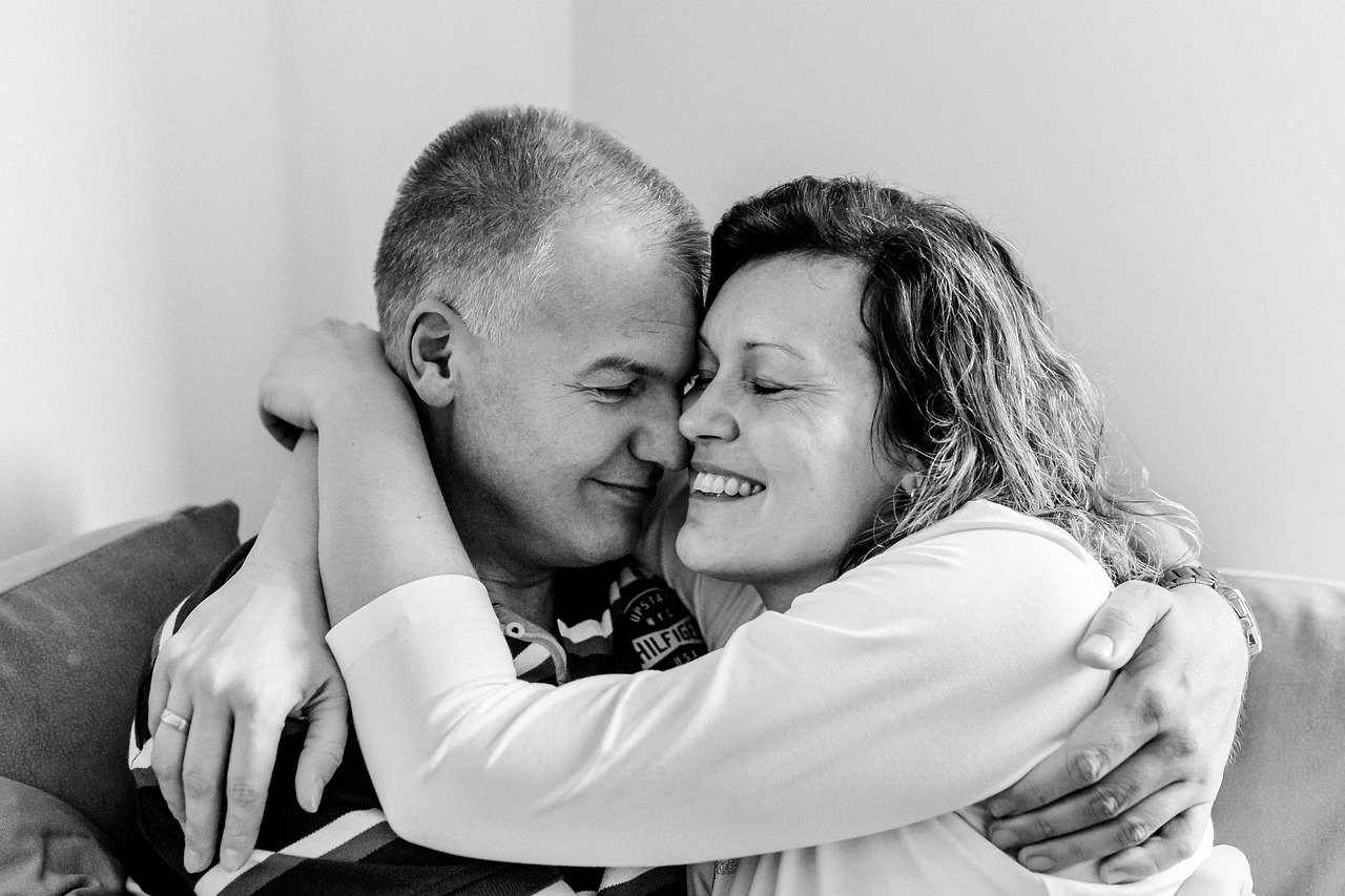 A couple hugging | Source: Pixabay