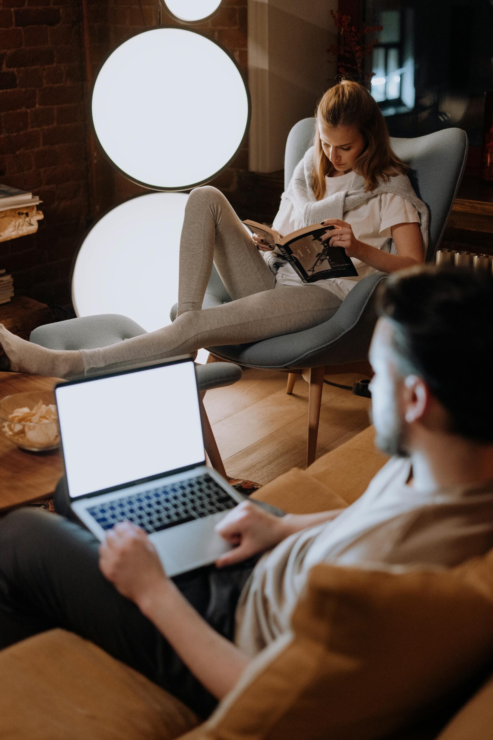 A couple sitting together | Source: Pexels