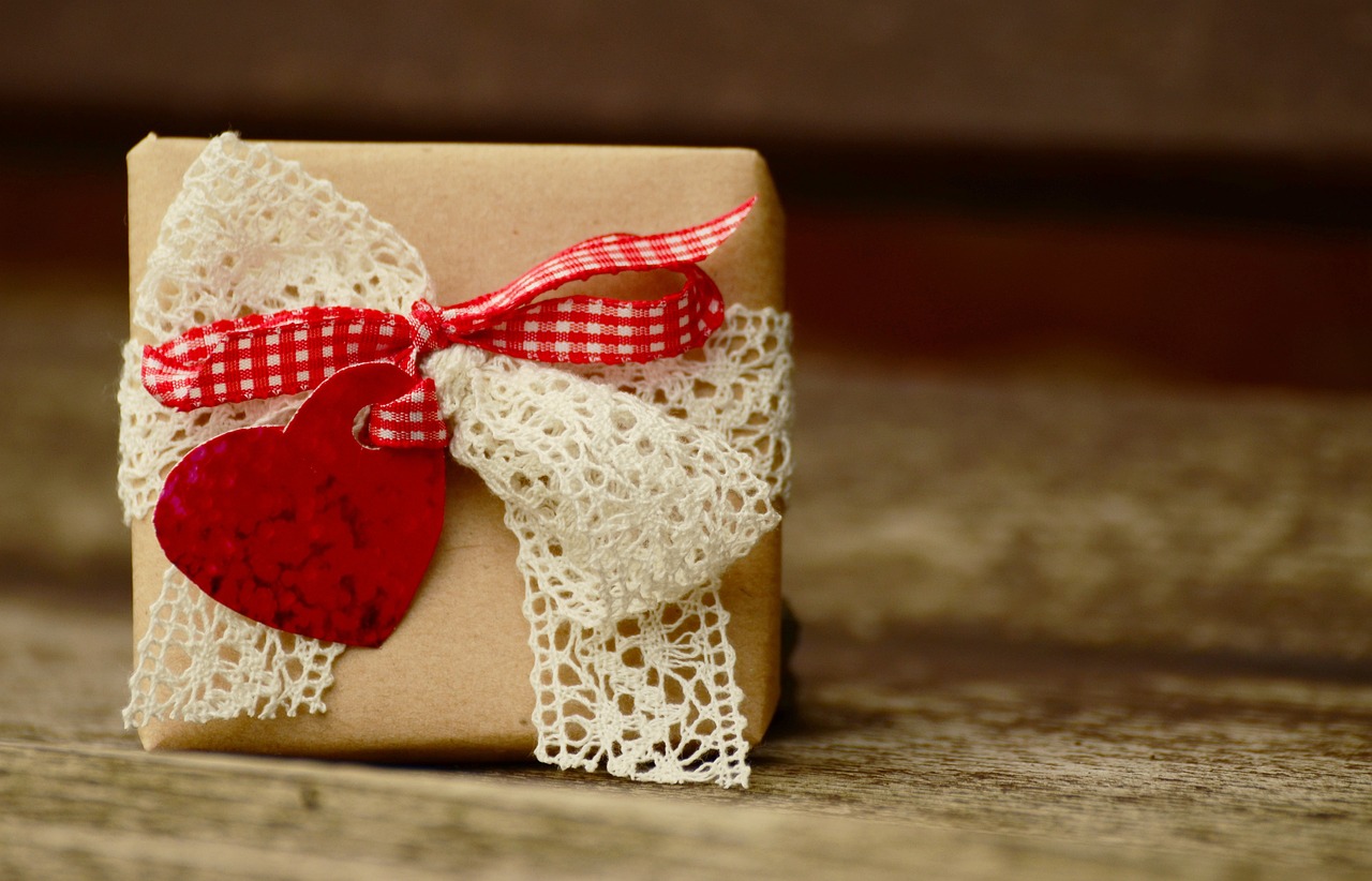 A birthday gift decorated with a heart and a ribbon | Source: Pixabay