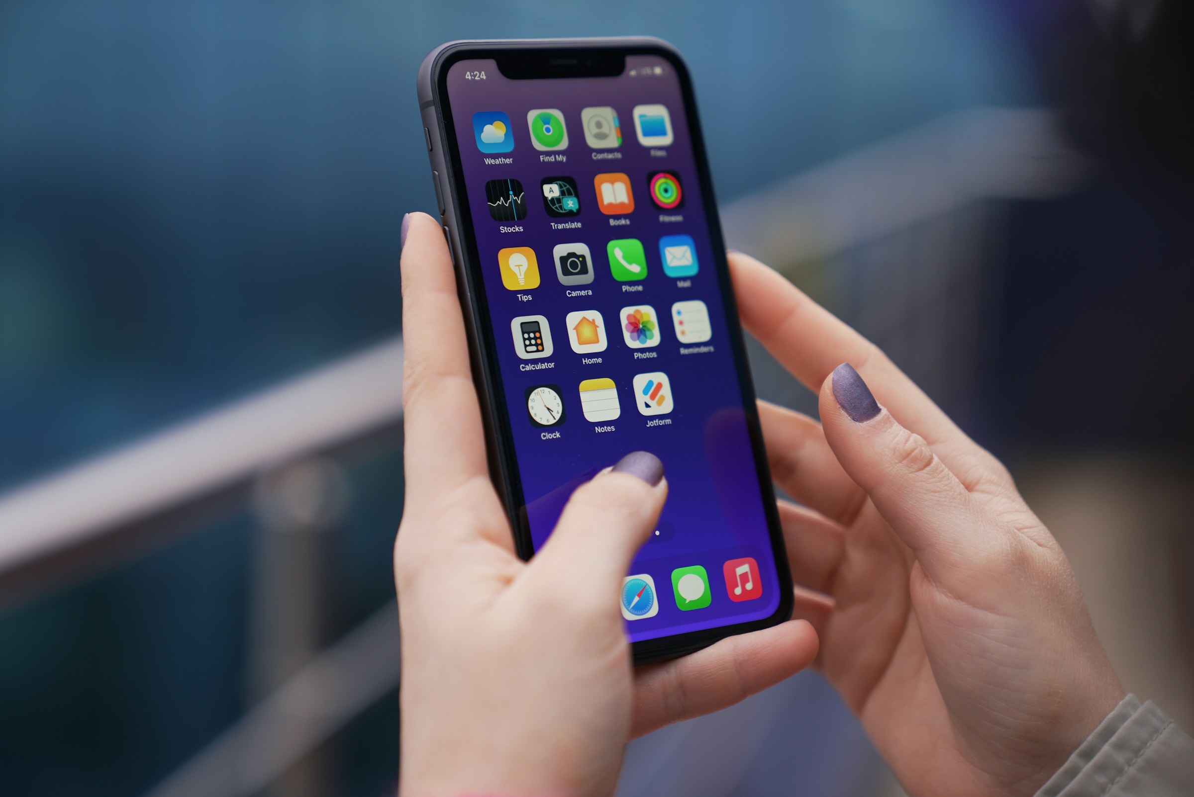 A close-up shot of a woman using her smartphone | Source: Unsplash