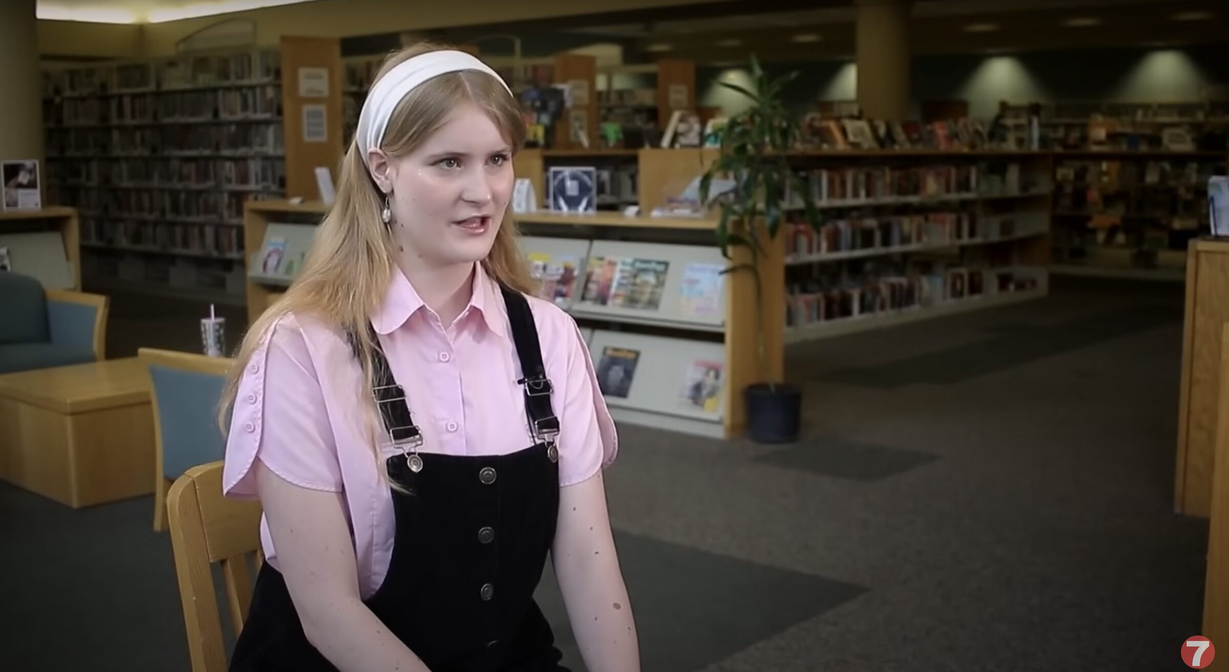 Idaho High School Graduate Refuses to Shake Superintendent’s Hand & Drops a Book at His Feet — She Explains Her Act