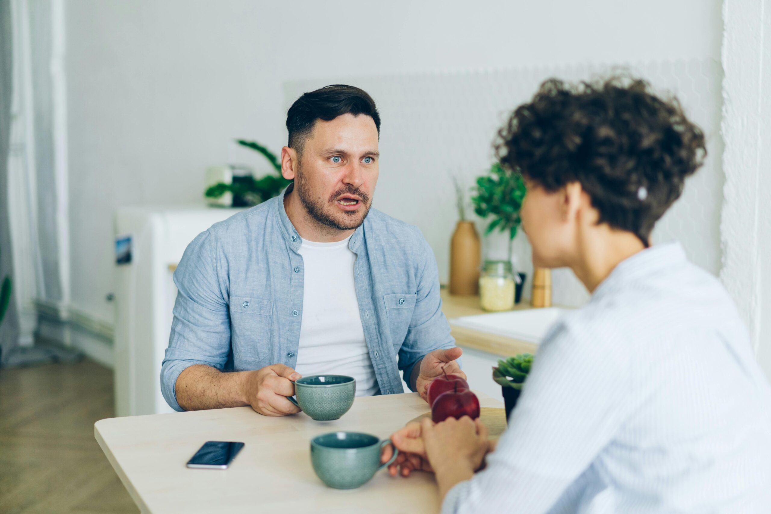 A couple talking over coffee | Source: Pexels