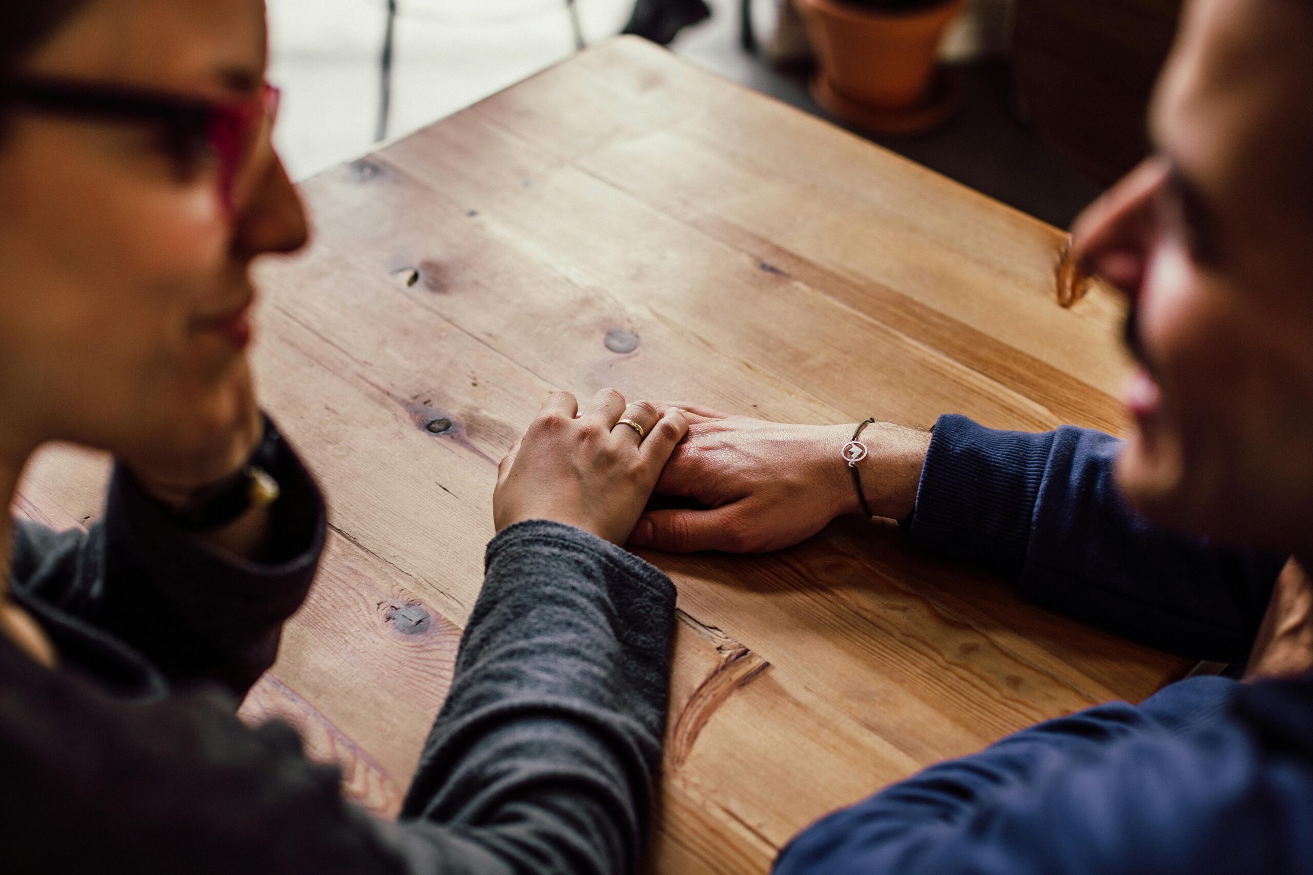 A couple having a deep conversation while touching hands | Source: Pexels