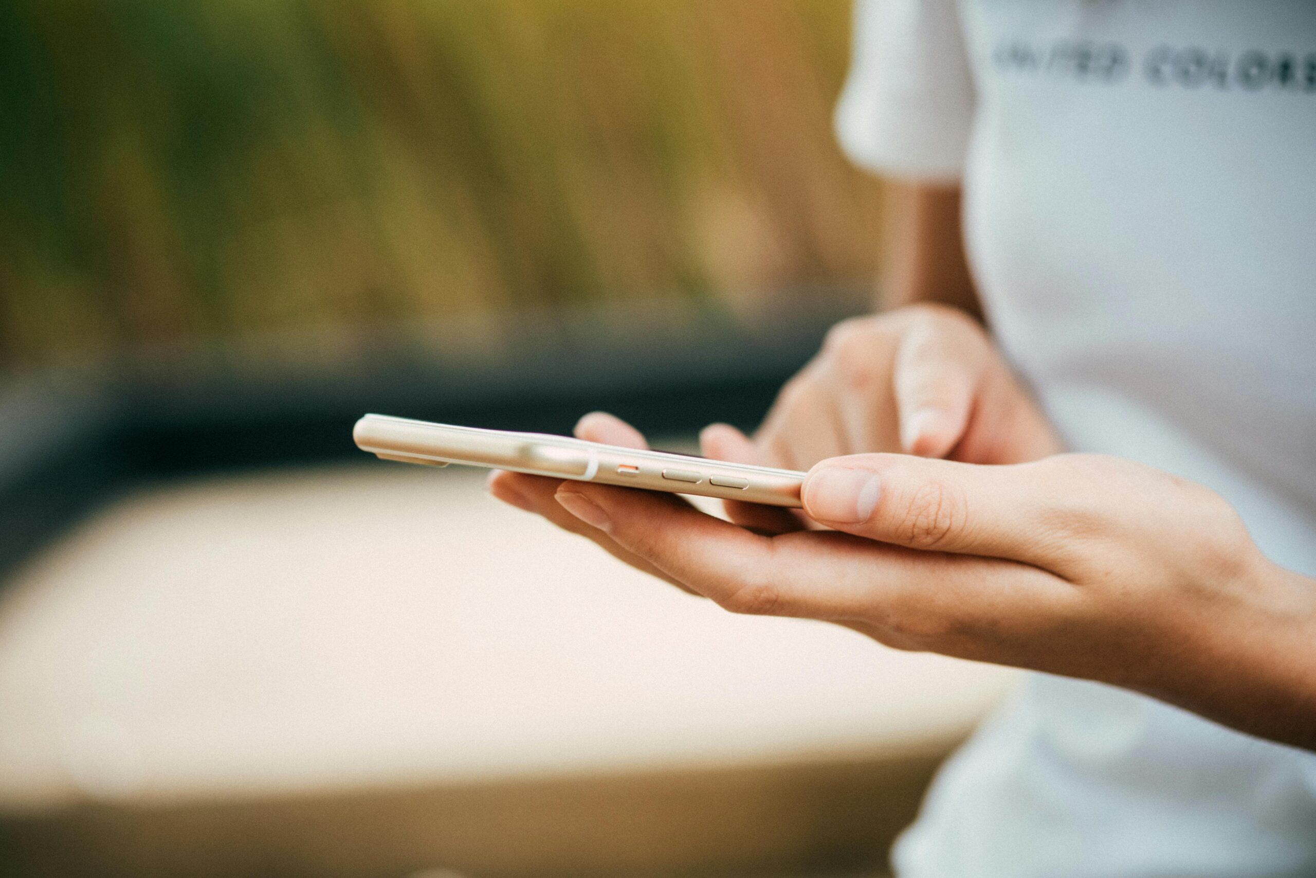 Waitress Helps Bankrupt Boyfriend Get Back on His Feet, Only to Discover He Has a Second Phone — Story of the Day